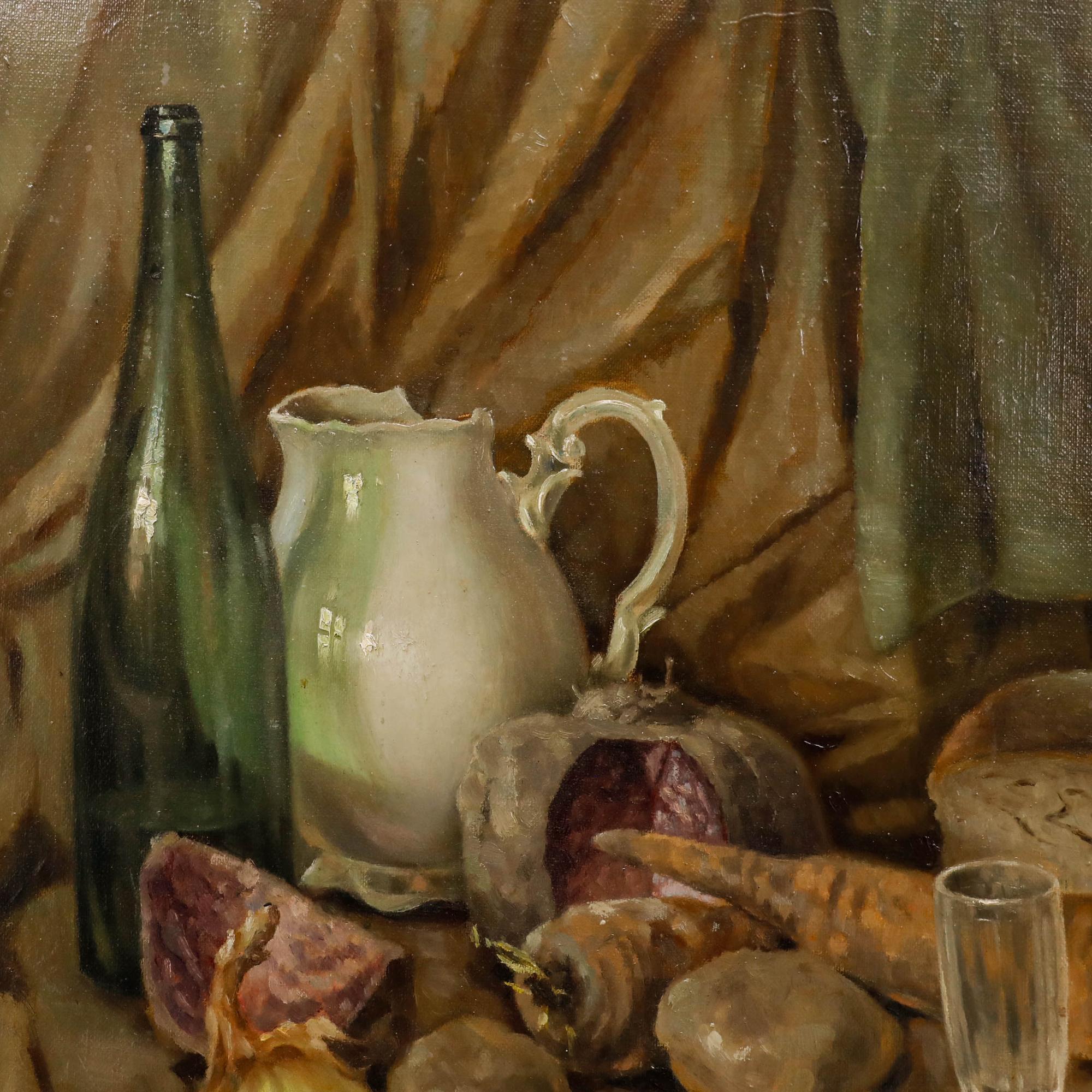 Dieses klassische Stilleben zeigt ein Arrangement aus alltäglichen Küchengegenständen, darunter eine weiße Keramikkanne, eine grüne Glasflasche und eine Auswahl an Gemüse und Brot, die auf einem weißen Tuch angeordnet sind. Die Künstlerin hat eine