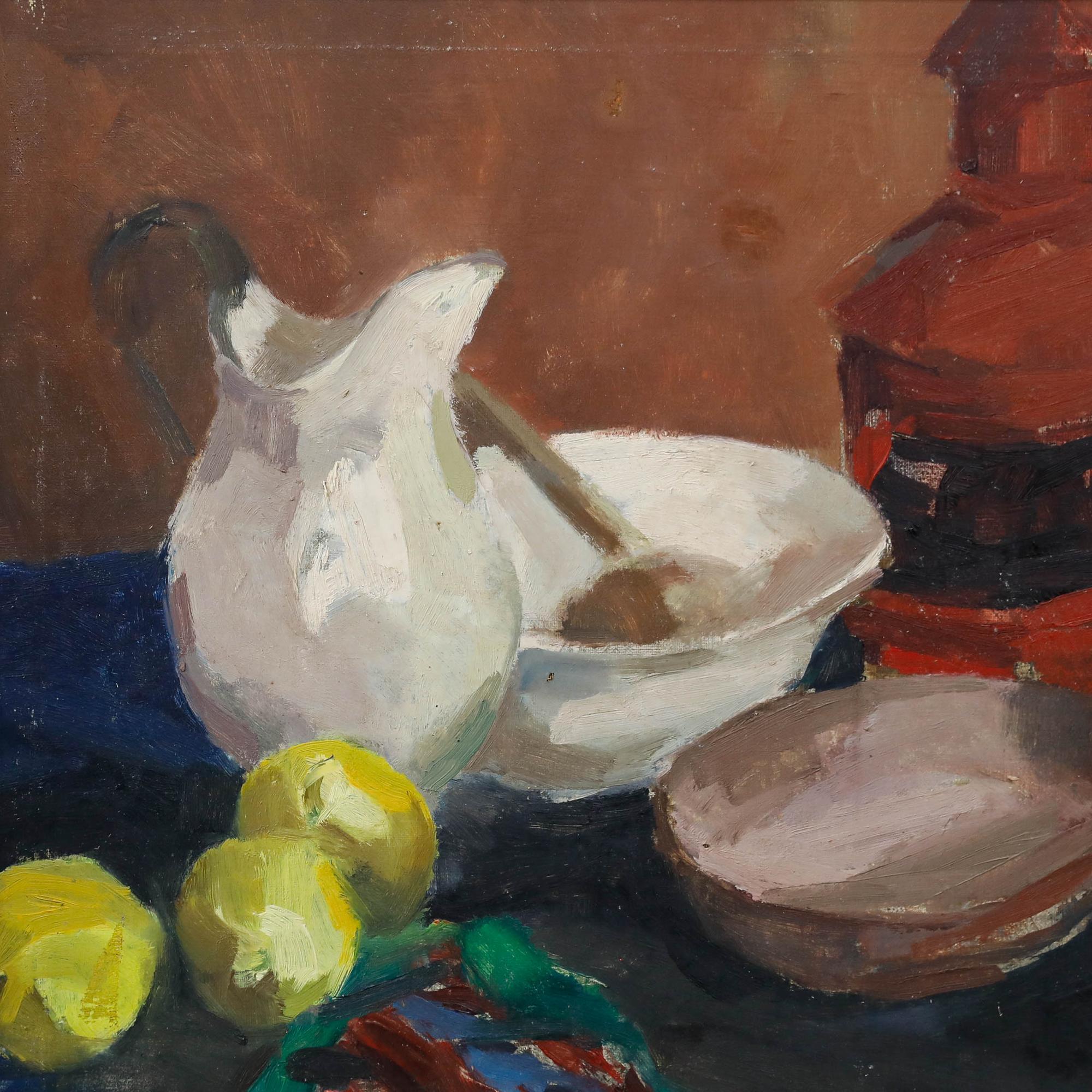 Eine große und lebendige Stilllebenkomposition mit mehreren Gefäßen und Zitronen, die auf einem Tisch angeordnet sind, ausgeführt mit lockerer, malerischer Pinselführung. Das Kunstwerk ist unsigniert, aber ein Sammlungsstempel mit der Aufschrift