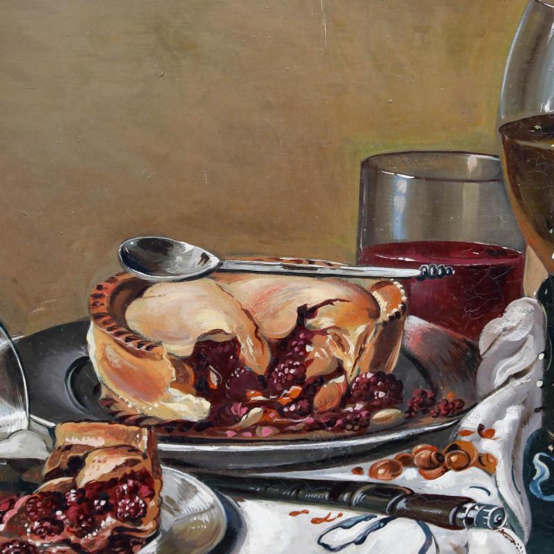 Dieses eindrucksvolle Stillleben zeigt ein üppiges Arrangement von Gegenständen und Geschirr, darunter Pokale, Gläser und verzierte Servierschalen, die mit Portionen von reichhaltiger Beerentorte gefüllt sind. Alle Elemente werden mit großer