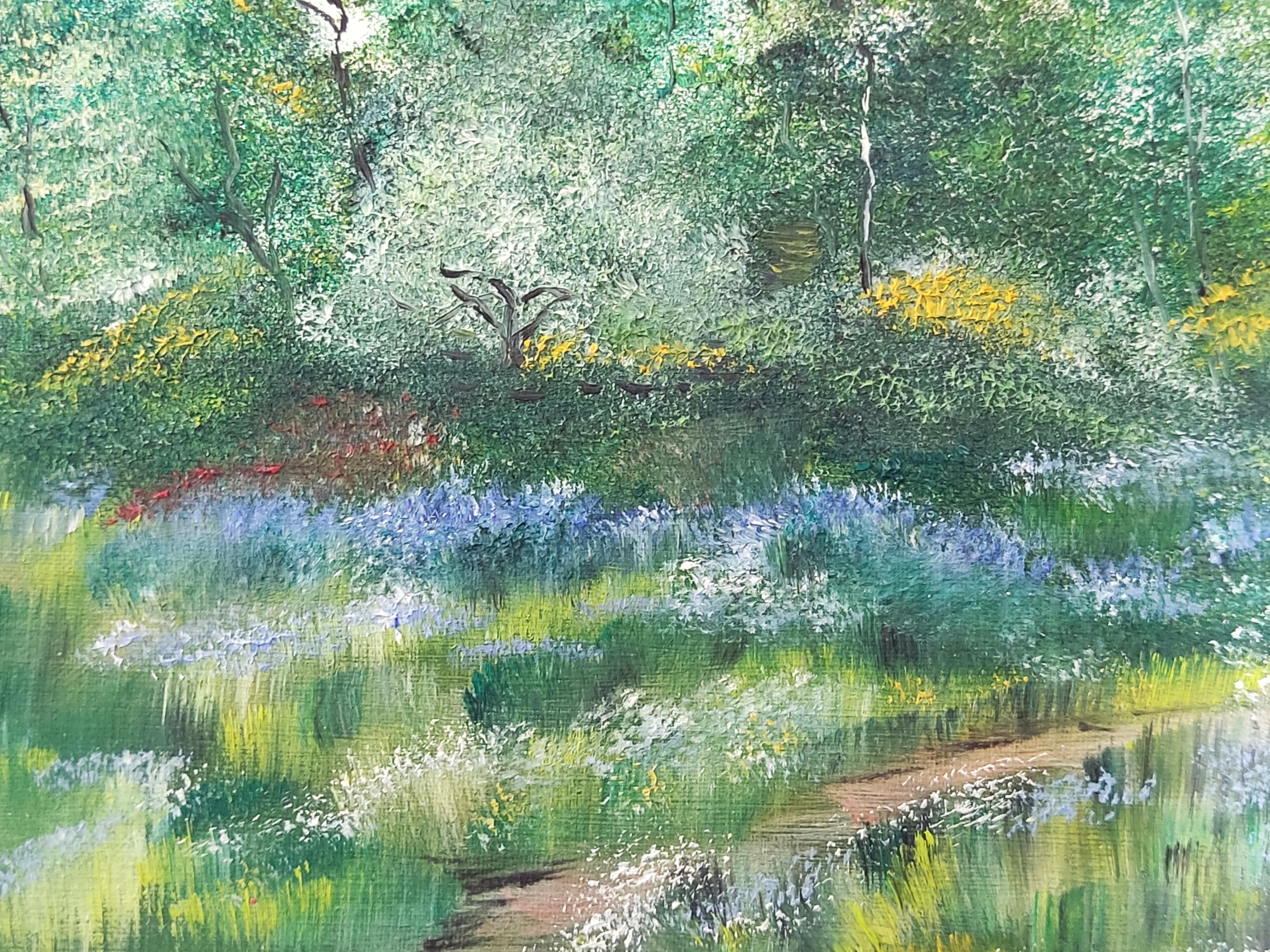 Thema: Kleines Ölgemälde einer französischen Landschaft, in ausgezeichnetem Zustand. 

Dieses Gemälde fängt die Gelassenheit einer grünen Waldlandschaft ein. Im Hintergrund erstrecken sich Bäume, deren dichtes, strukturiertes Blattwerk ein Gefühl