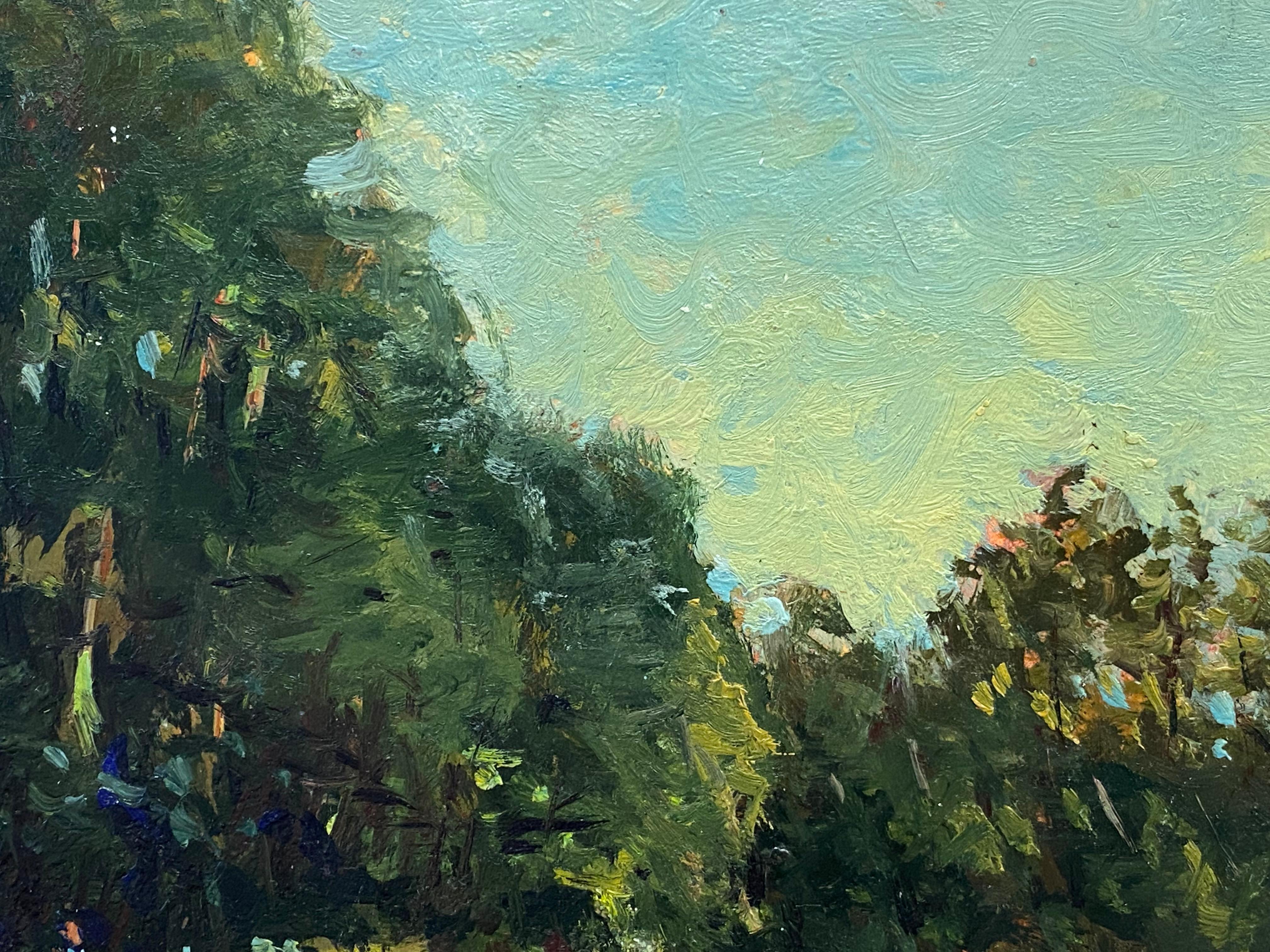 Huile signée de l'impressionniste français, ciel bleu vif sur paysage forestier - Painting de Unknown
