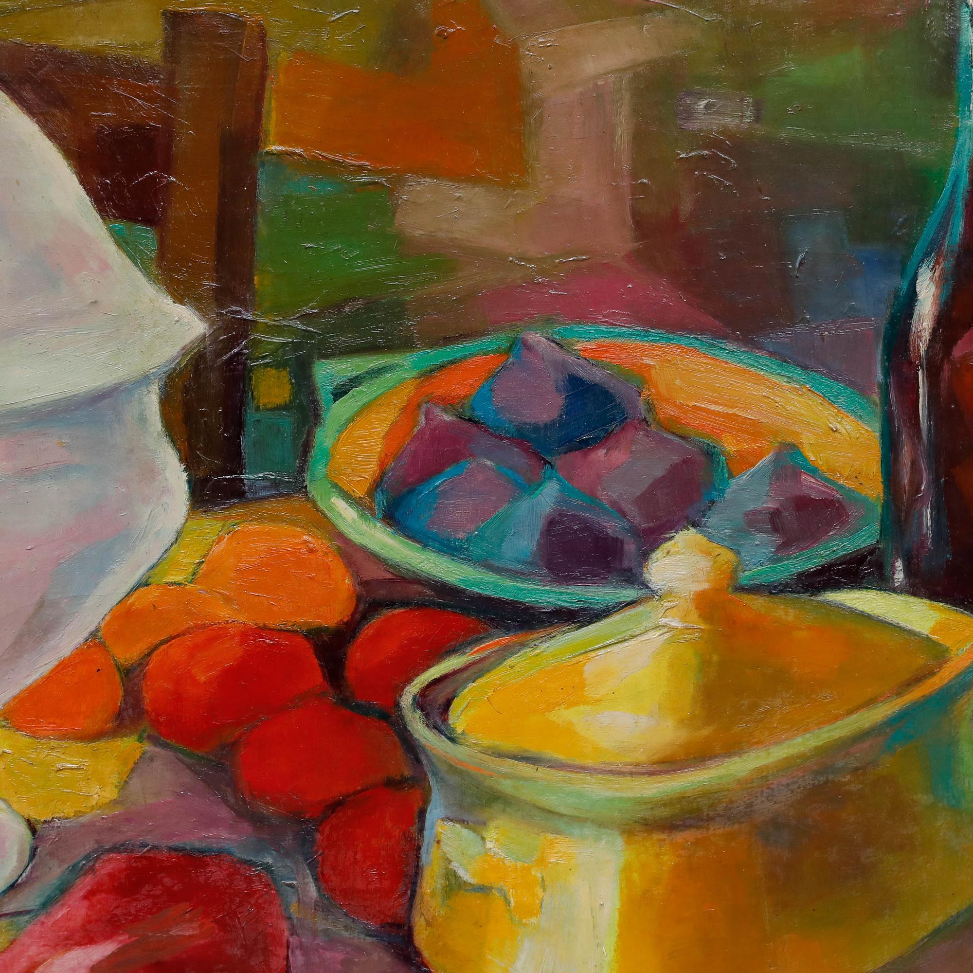 Cette vibrante nature morte moderniste est centrée sur une soupière en porcelaine, entourée d'une composition vivante de fruits, dont des pommes, des oranges et des figues. Exécutée avec des coups de pinceau sûrs et nets, la composition est