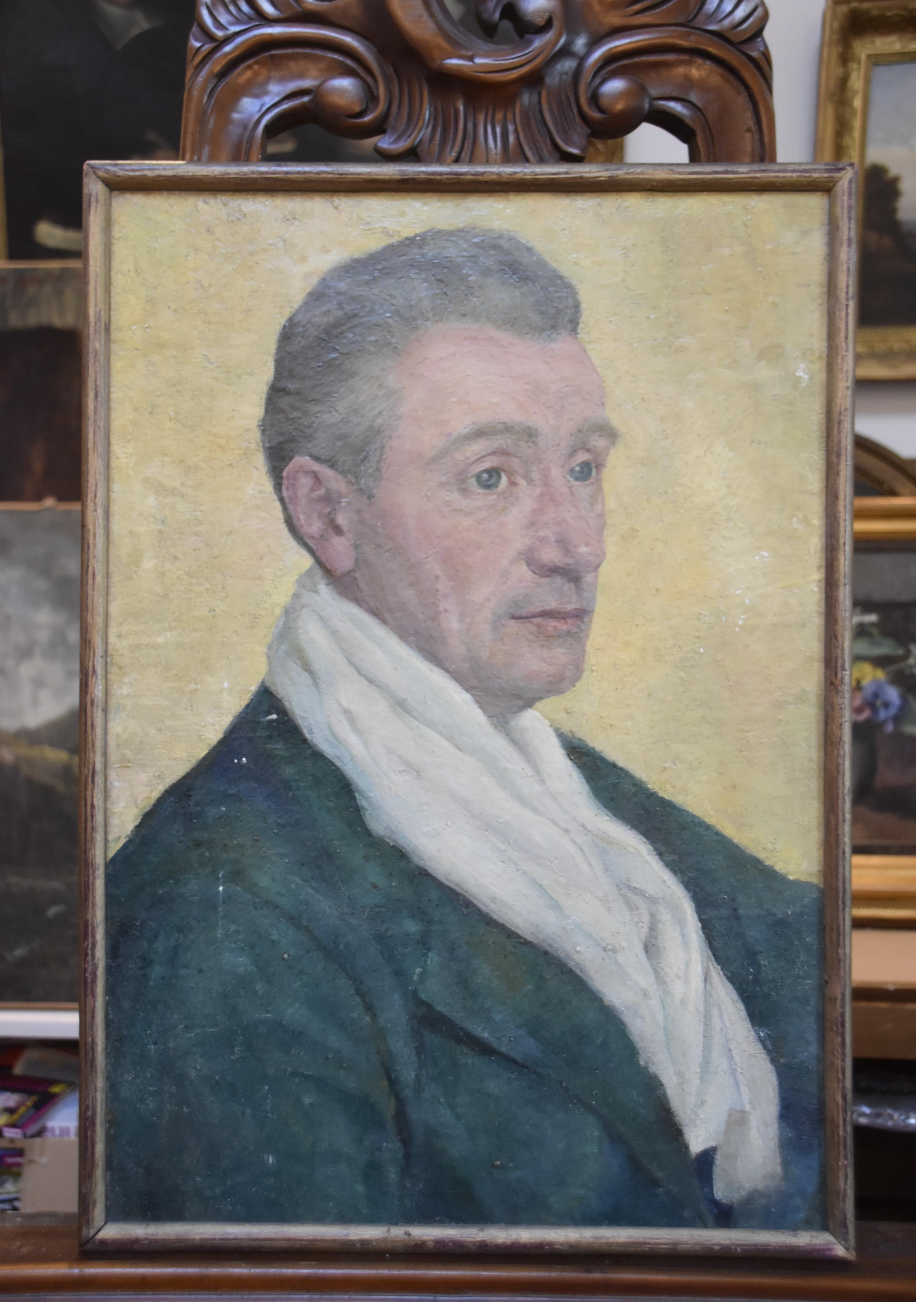 French Scool circa 1930, 
Portrait of a man in green, 
oil on canvas, tranfered on a wooden panel
53 x 37 cm
In a very simple framing

In quite good condition, some tiny losses of paint as can be seen on the photographs of details, fot he most part