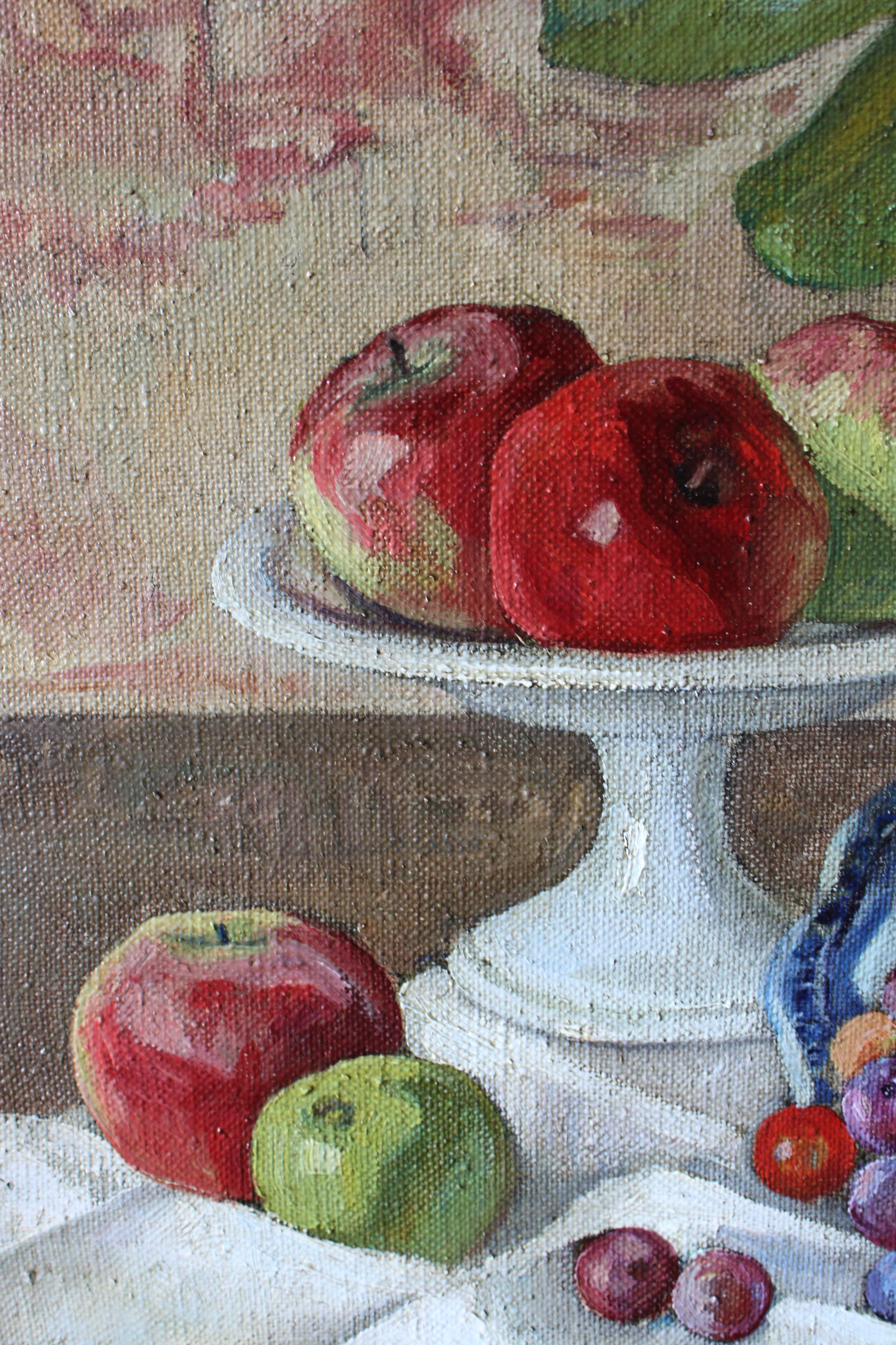 Grande dipinto a olio su tela di natura morta vintage firmato e incorniciato di  mele e frutta.   Questo affascinante quadro, idea per una cucina, risale agli anni '30 e si adatterebbe bene a una cucina/sala da pranzo moderna o country.  Si tratta