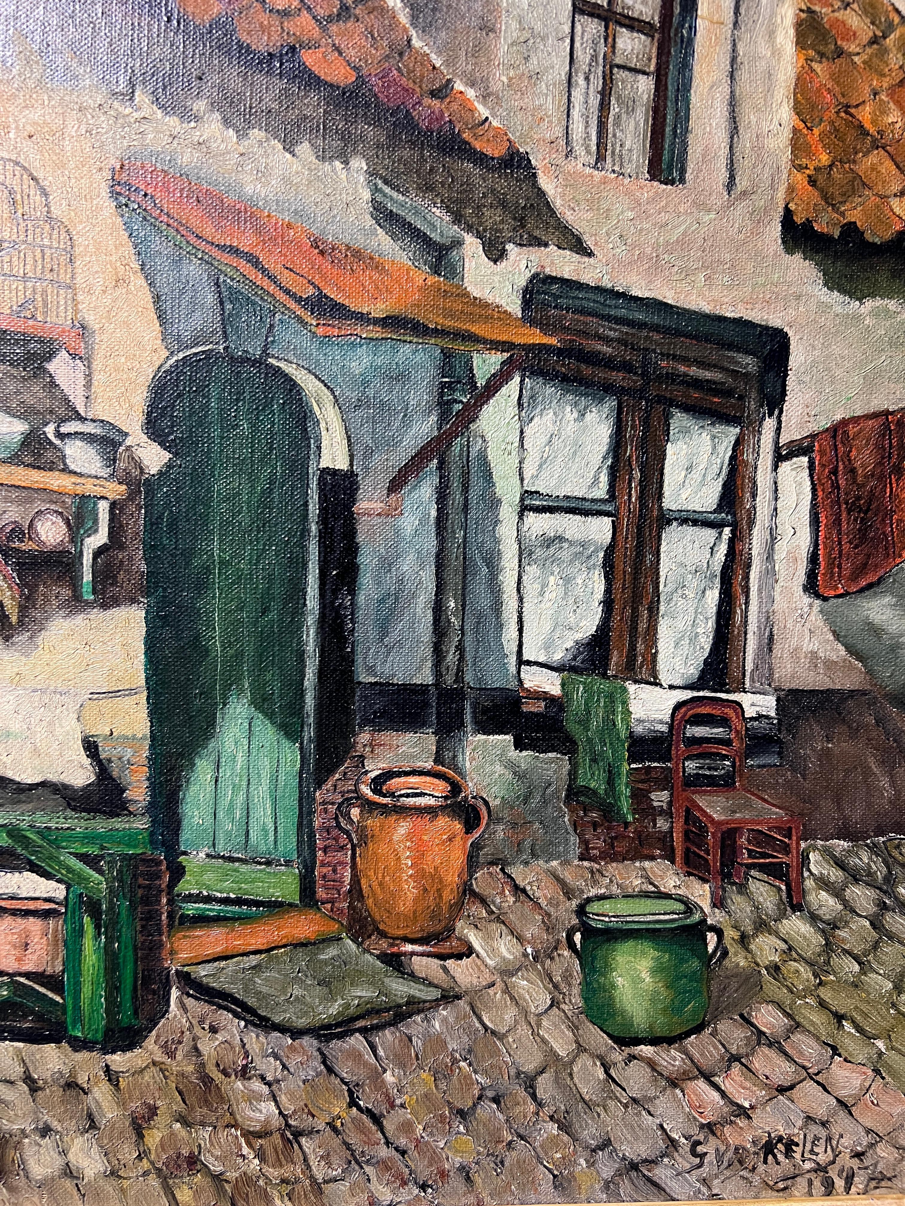 Un dipinto a olio su tela di scuola europea, probabilmente belga, che raffigura una veduta di una casa rurale con piatti e utensili.

Ben incorniciato. La cornice presenta alcuni graffi.

Firmato dall'artista, probabilmente Gery van der Kelen, e