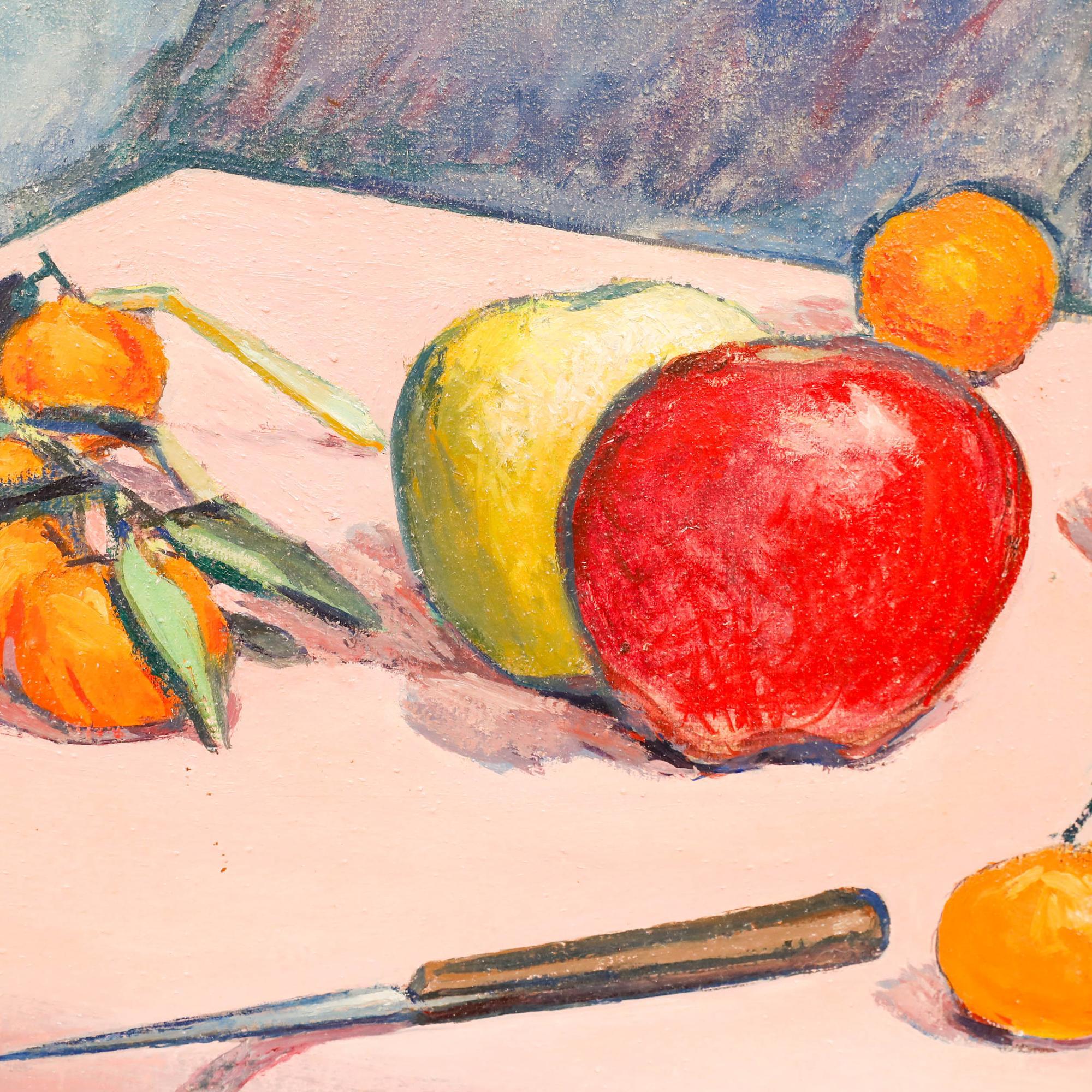 Une charmante nature morte représentant des fruits et un couteau disposés sur une nappe rose. Signé et daté en haut à gauche. Sur toile.