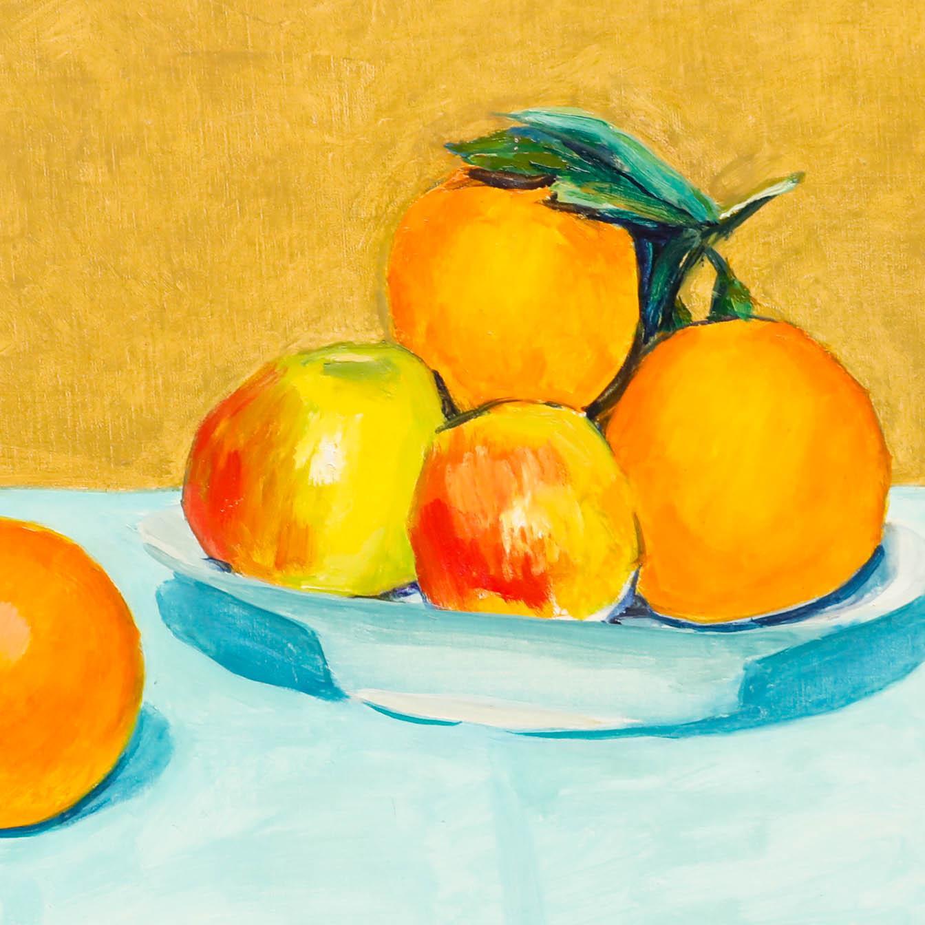 Cette vibrante nature morte composée de pommes et d'oranges rappelle le style impressionniste de Cézanne. Les fruits orange vif créent un contraste frappant avec une nappe bleu vif, ce qui donne une scène vivante et accrocheuse. Signé. Sur toile sur