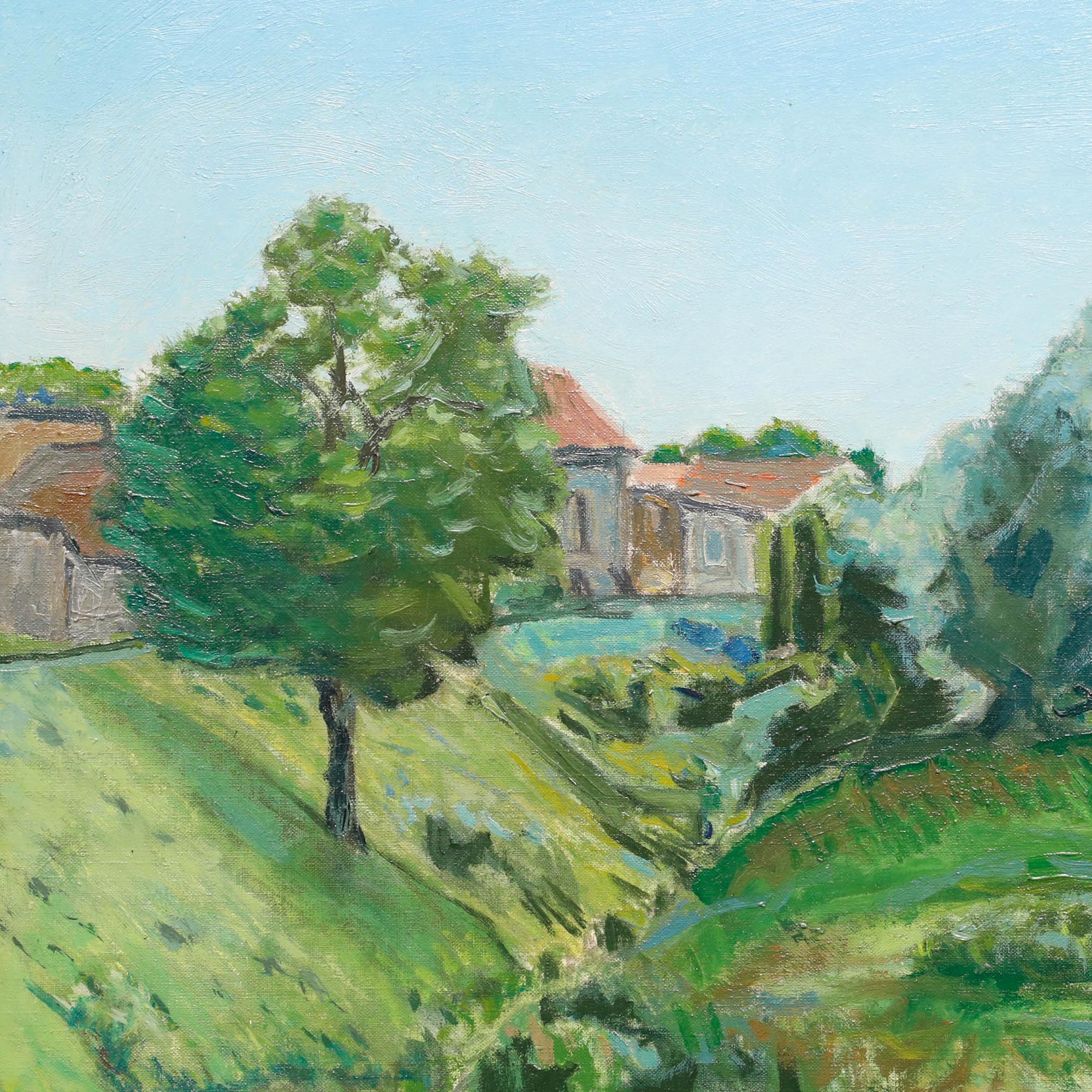 Dieses pastorale Landschaftsgemälde zeigt eine ruhige, ländliche Szene mit sanften, grünen Hügeln, alten Bäumen und einem gewundenen Bach, der sich durch das grüne Terrain schlängelt.

Signiert unten links. Präsentiert in einem geschwungenen