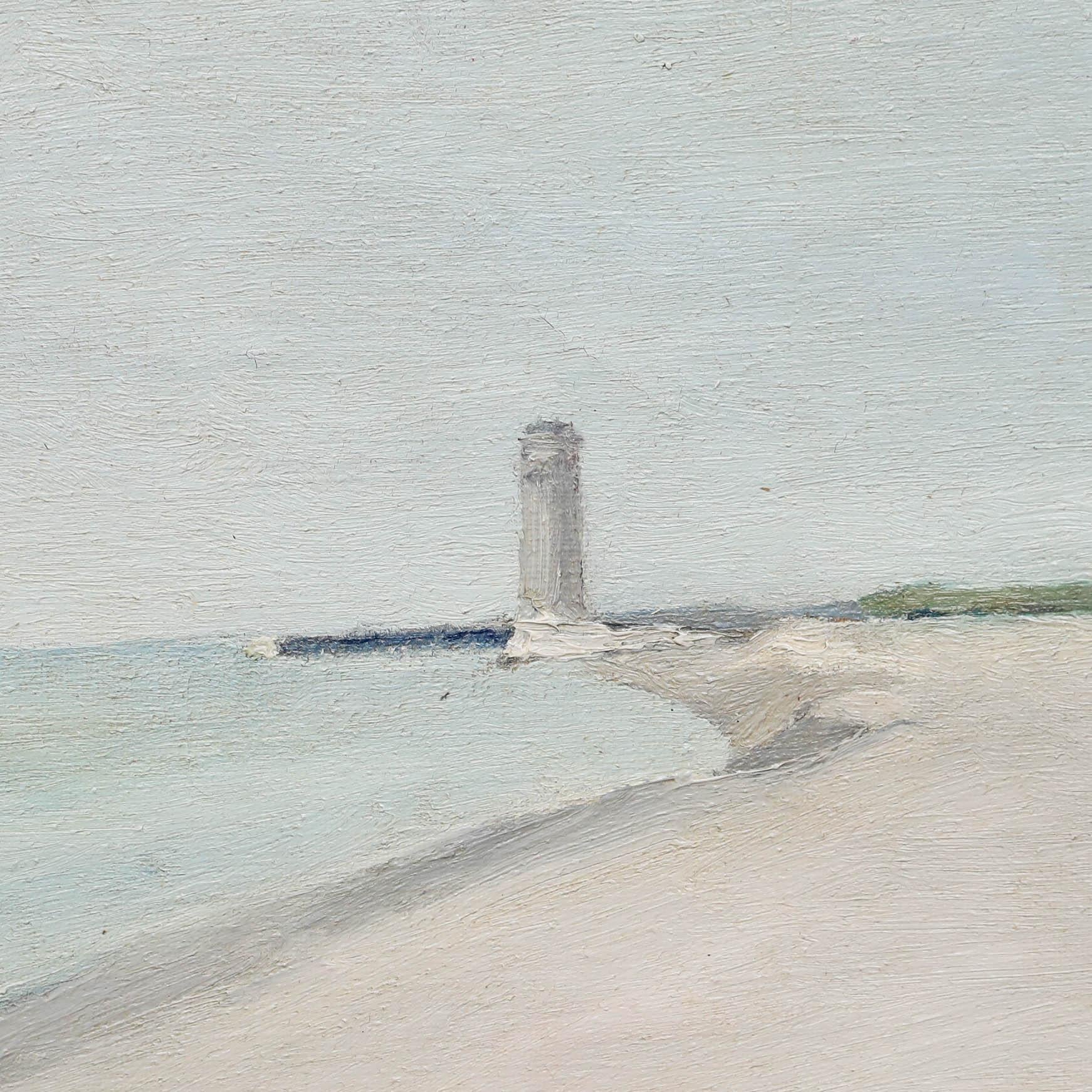 Diese ruhige Küstenlandschaft zeigt einen einsamen Leuchtturm, der an einer geschwungenen Sandküste Wache steht. Seine strenge vertikale Form kontrastiert mit der horizontalen Weite von Meer und Himmel. Die gedämpfte Farbpalette aus sanften Blau-,