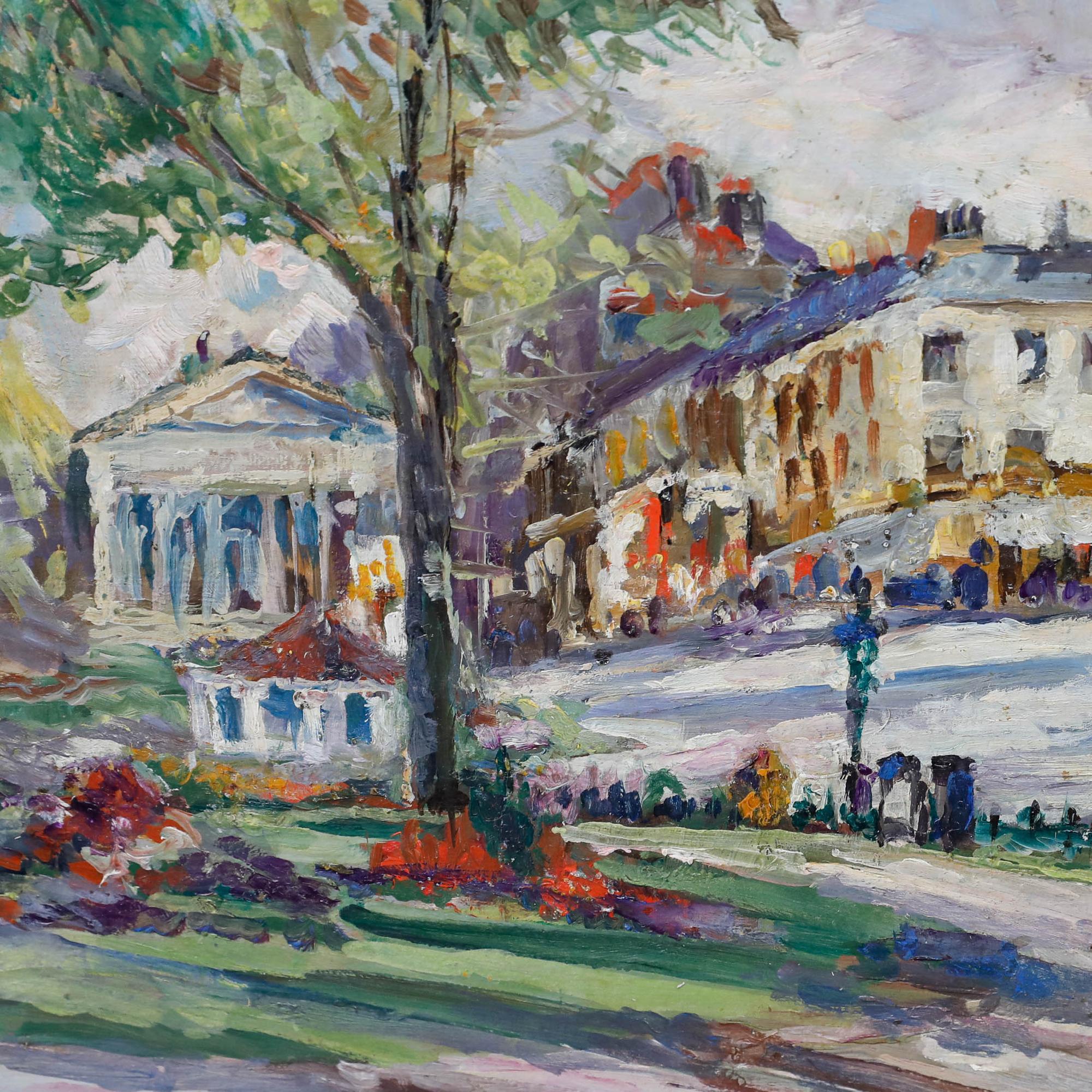 Eine charmante impressionistische Szene, die eine von Bäumen gesäumte Straße mit klassizistischen Gebäuden, Figuren und Sommerblumen zeigt. Künstler-Label verso. Präsentiert in einem vergoldeten Rahmen. An Bord. 