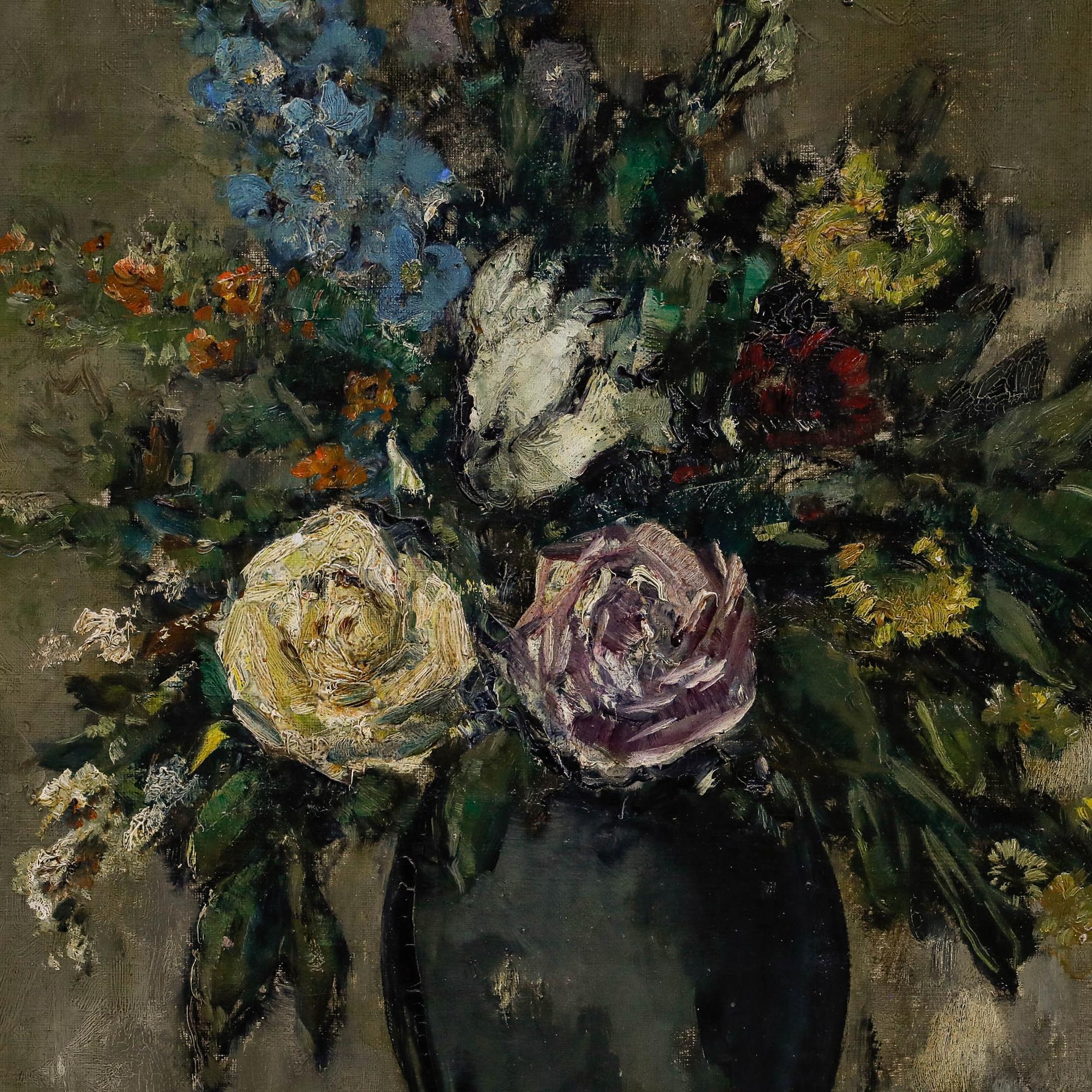 Questo squisito quadro di natura morta mette in mostra una vivace composizione floreale di rose e delphinium in un vaso scuro, su uno sfondo tenue. Firmato in basso a destra. Presentato in una cornice dorata. Su tela. 
