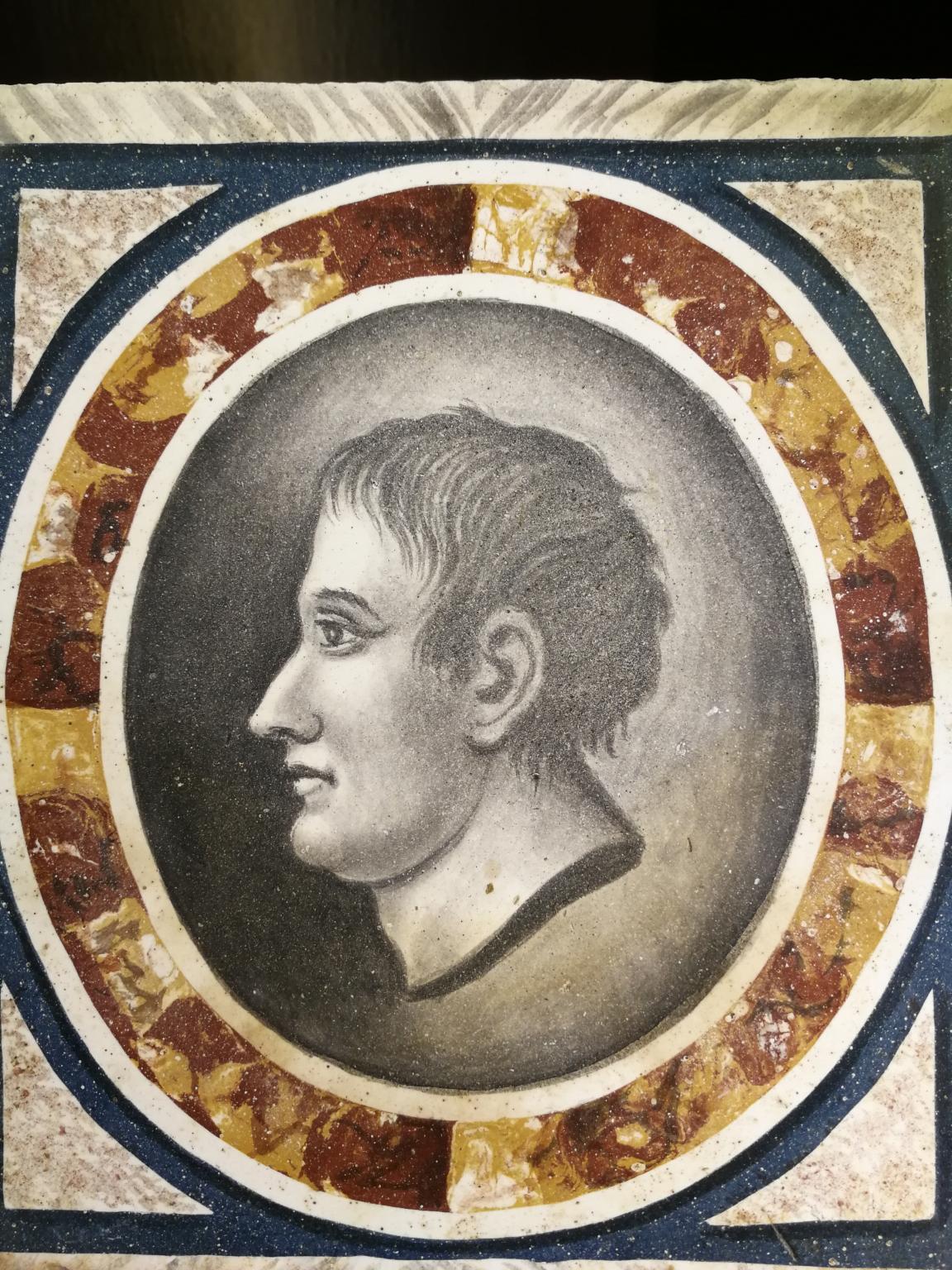 Ritratto del fratello minore di Napoleone Bonaparte, Lucien, realizzato con la tecnica della scagliola, una tecnica di intarsio che, dalla fine del Cinquecento ai primi anni del Seicento, nasce per 