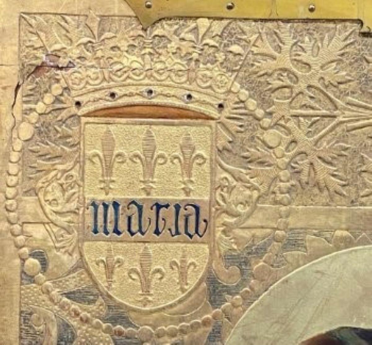 Gran plafón de madera modernista pintado y dorado al oro fino representando a la Virgen María.

Decoración floral estucada y dorada al oro fino, en la parte superior y la inferior realizado en latón simulando cabezas de Dragón todo ello de gran