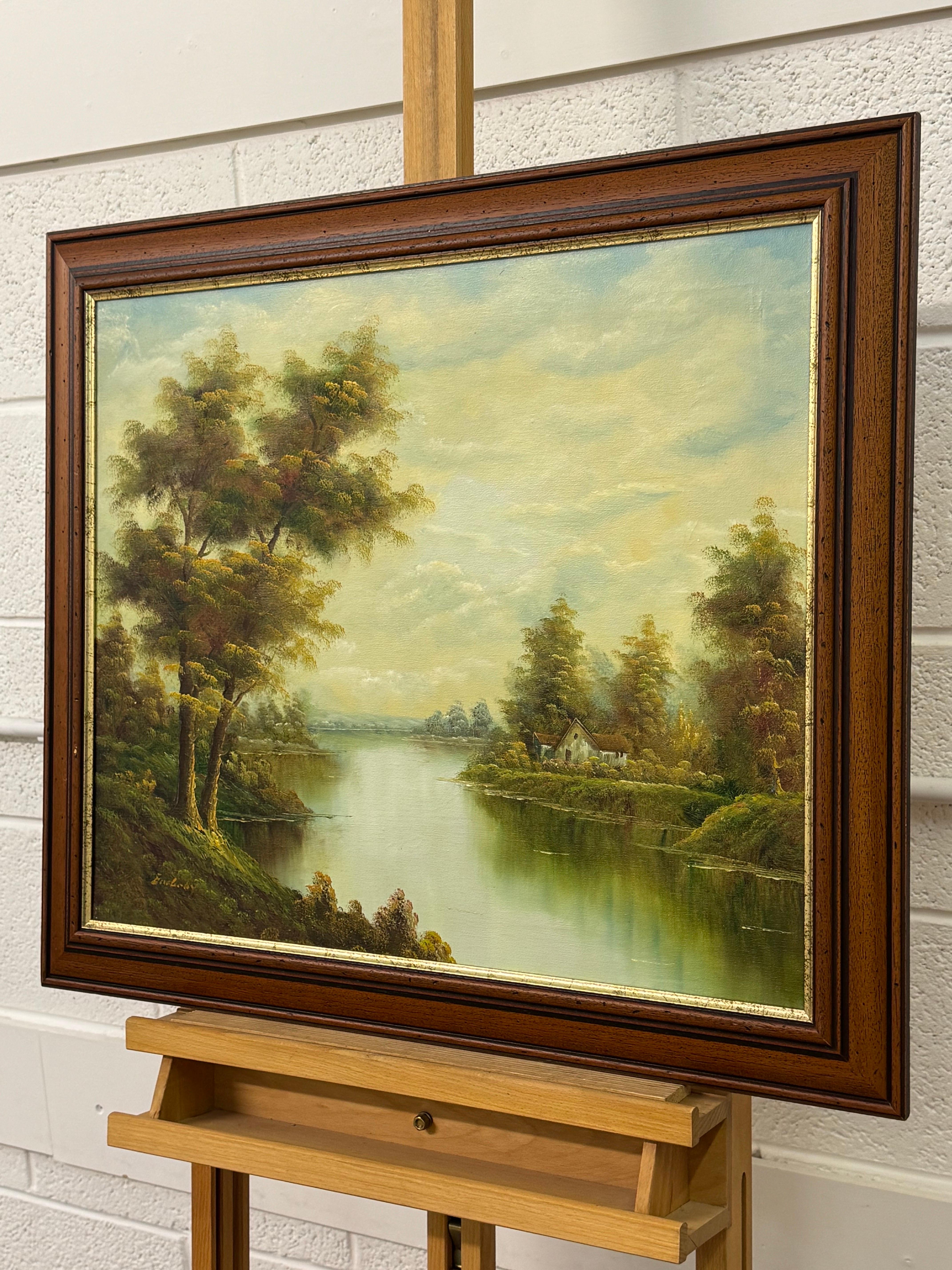 Goldener Dunst legt sich über ruhige Gewässer und hält ein Häuschen in stiller Träumerei

Kunst misst 24 x 20 Zoll
Rahmen misst 28,5 x 24,5 Zoll

In das sanfte Leuchten des späten Nachmittags getaucht, entfaltet sich diese ruhige Flusslandschaft wie