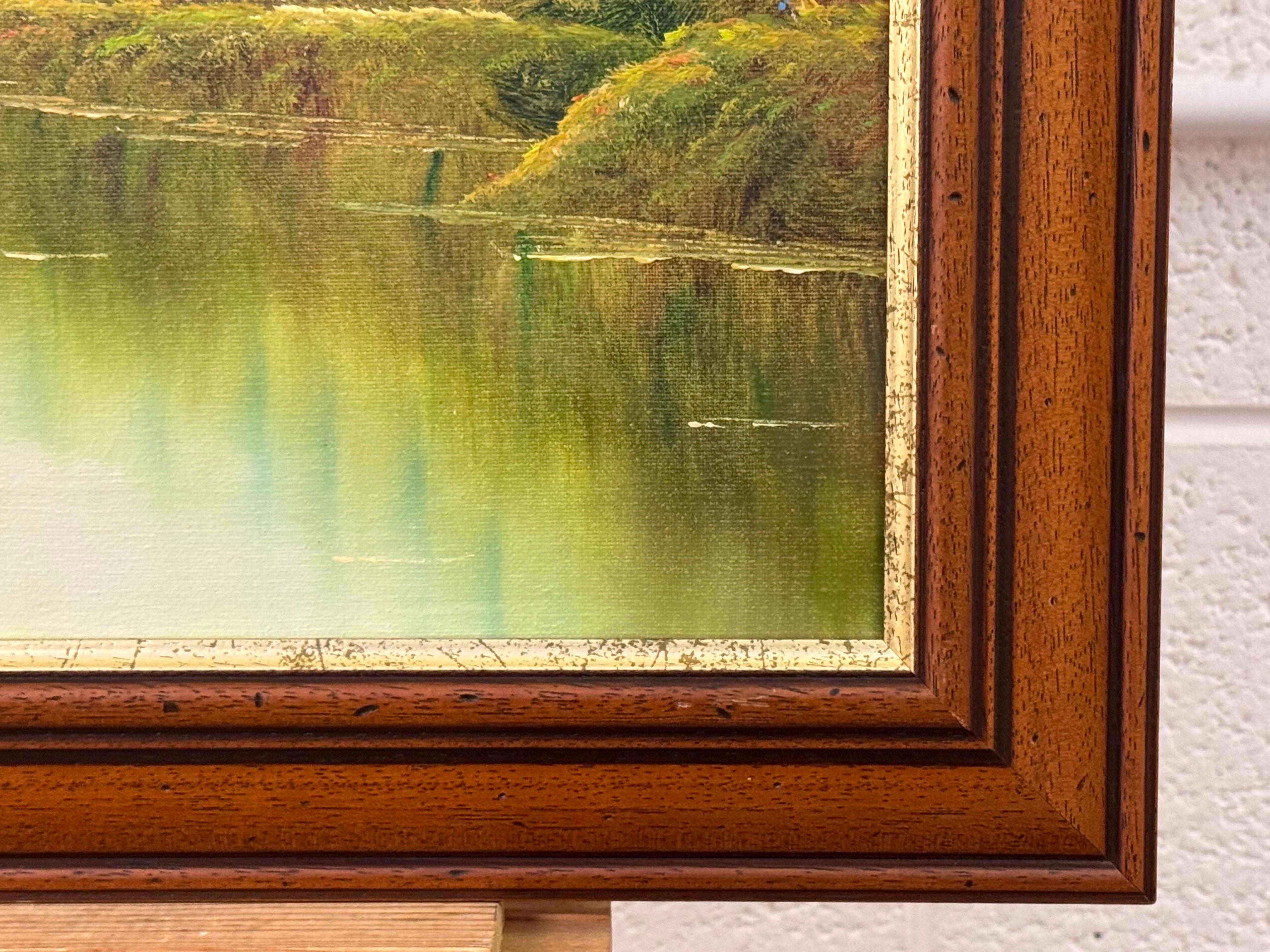 Goldener Dunst legt sich über ruhige Gewässer und hält ein Häuschen in stiller Träumerei im Angebot 1