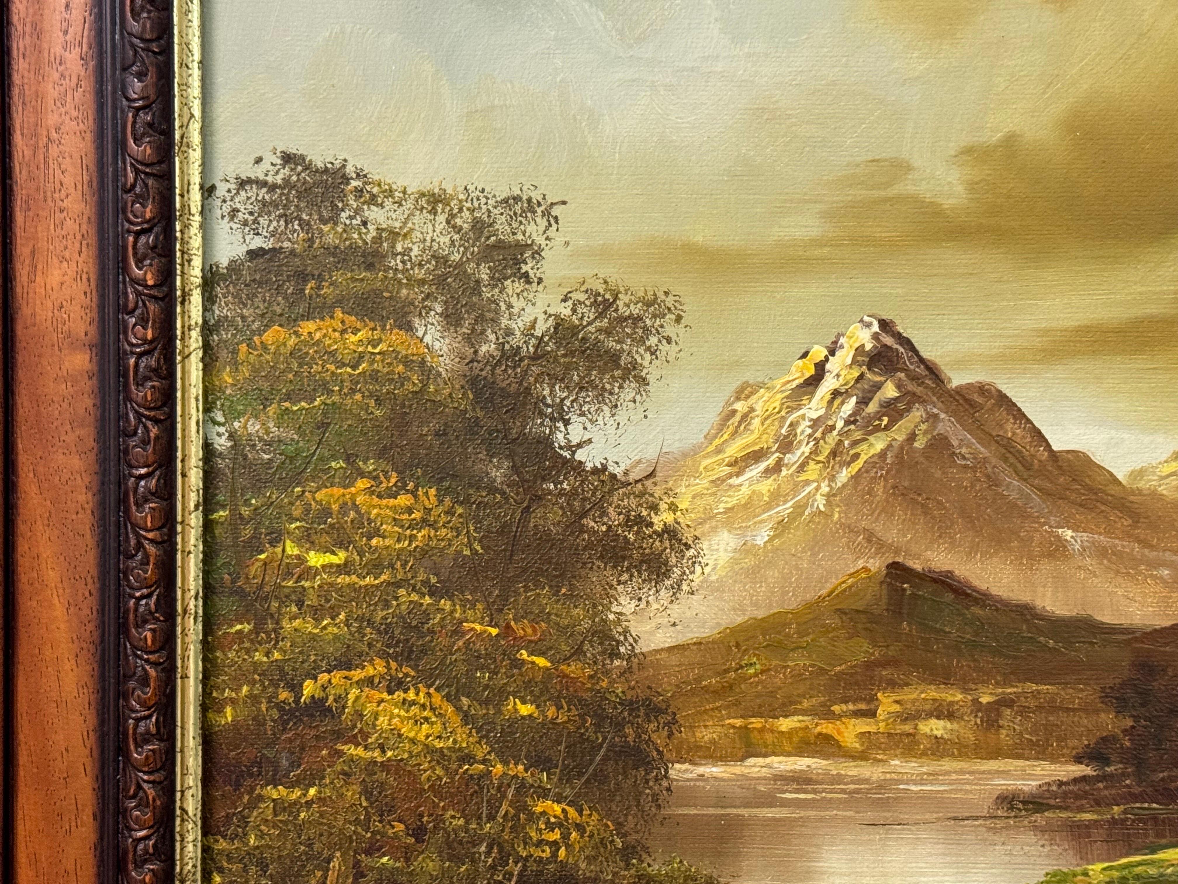 Goldene Berggipfel erheben sich über einem ruhigen Fluss, wo sich Licht und Einsamkeit treffen im Angebot 7