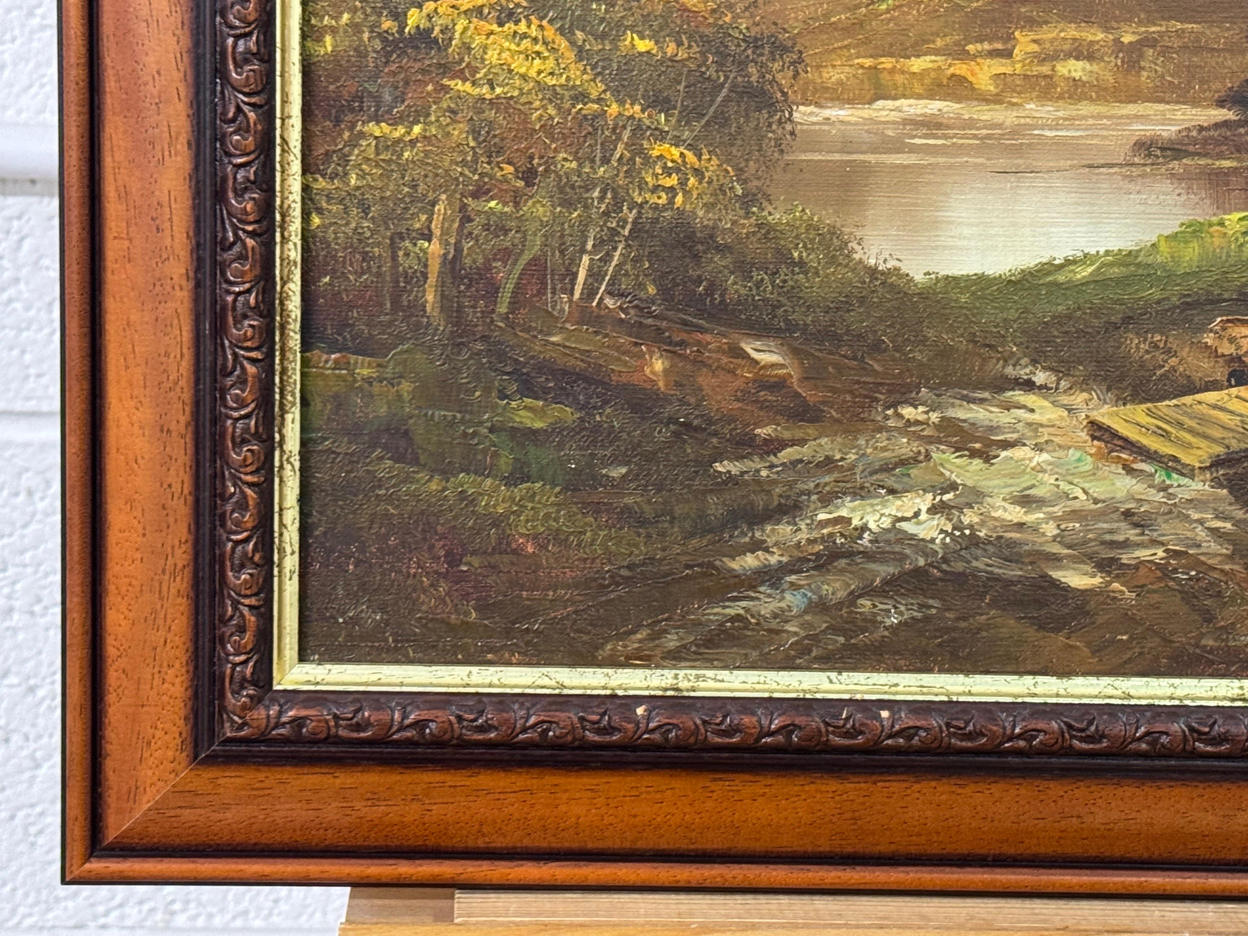 Goldene Berggipfel erheben sich über einem ruhigen Fluss, wo sich Licht und Einsamkeit treffen im Angebot 8