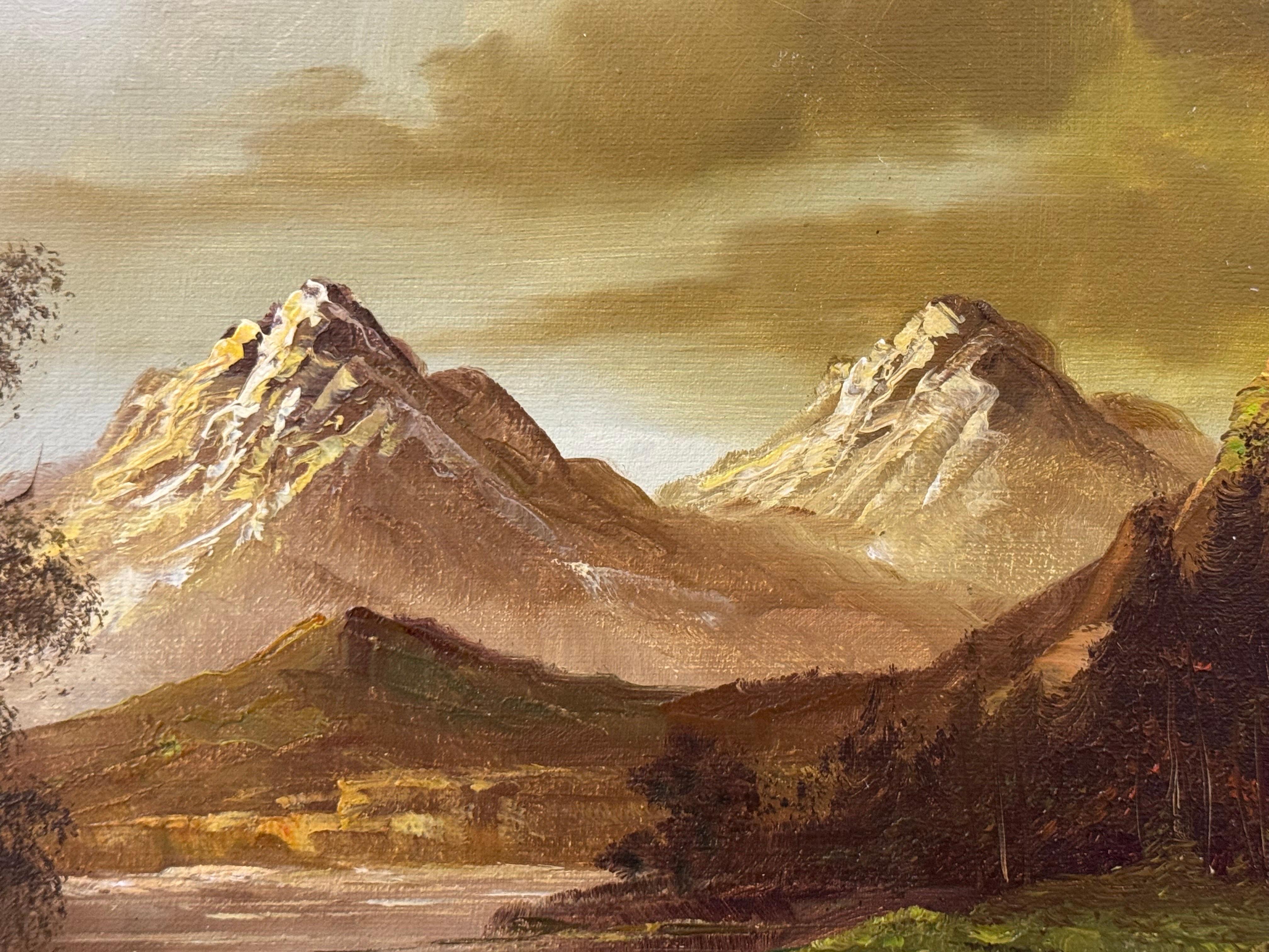 Goldene Berggipfel erheben sich über einem ruhigen Fluss, wo sich Licht und Einsamkeit treffen im Angebot 9