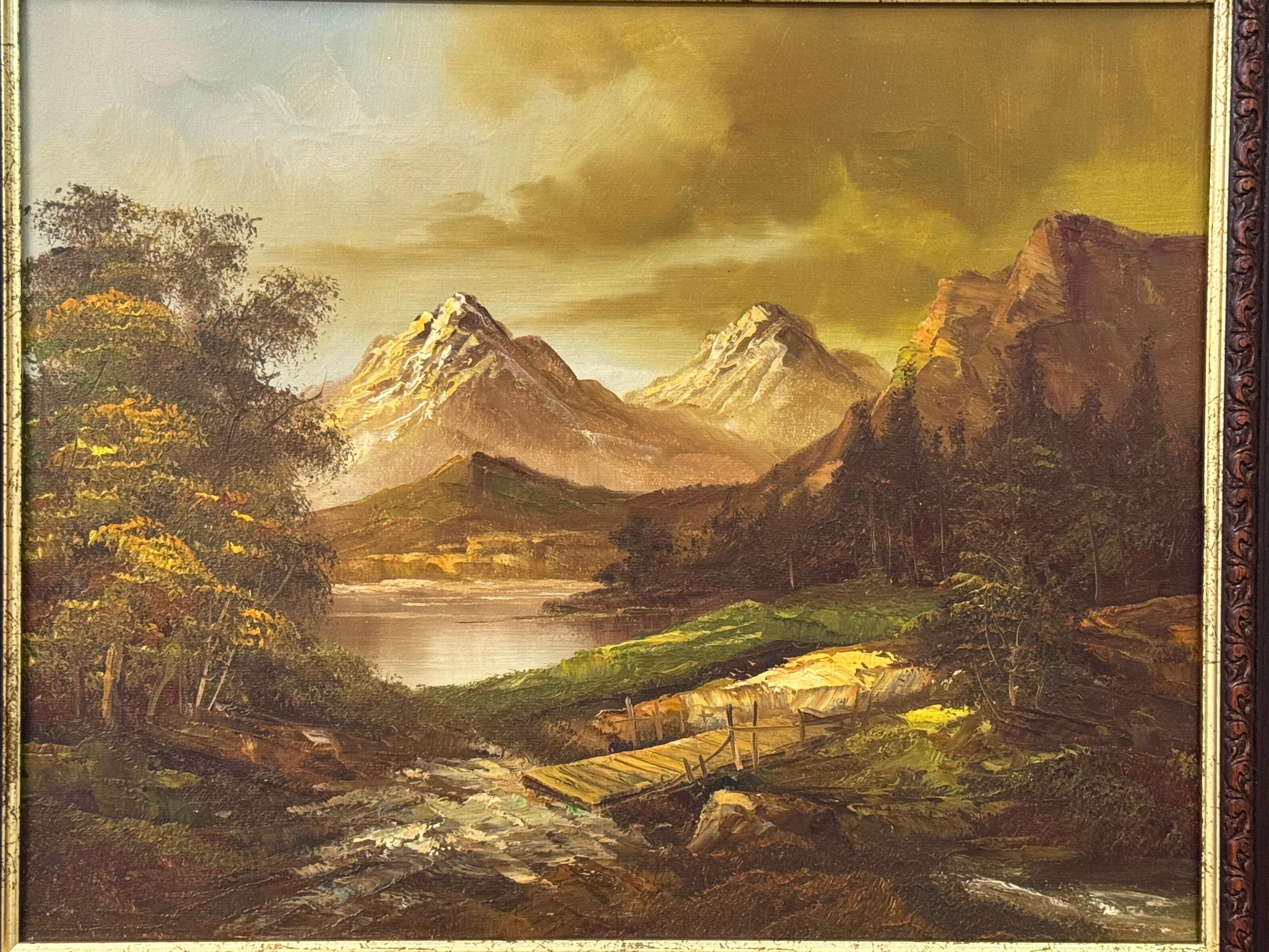 Goldene Berggipfel erheben sich über einem ruhigen Fluss, wo sich Licht und Einsamkeit treffen im Angebot 11