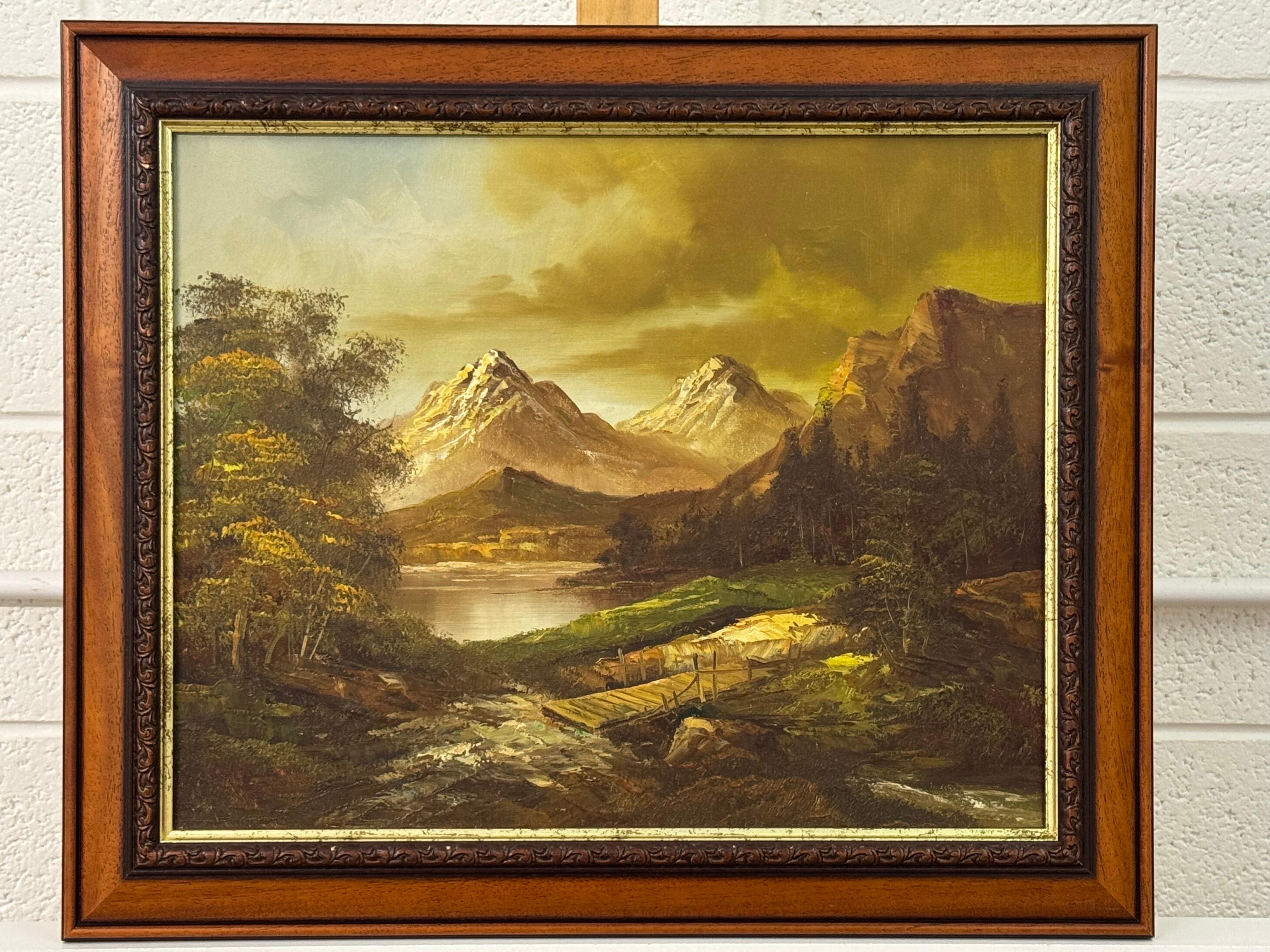 Goldene Berggipfel erheben sich über einem ruhigen Fluss, wo sich Licht und Einsamkeit treffen – Painting von Unknown