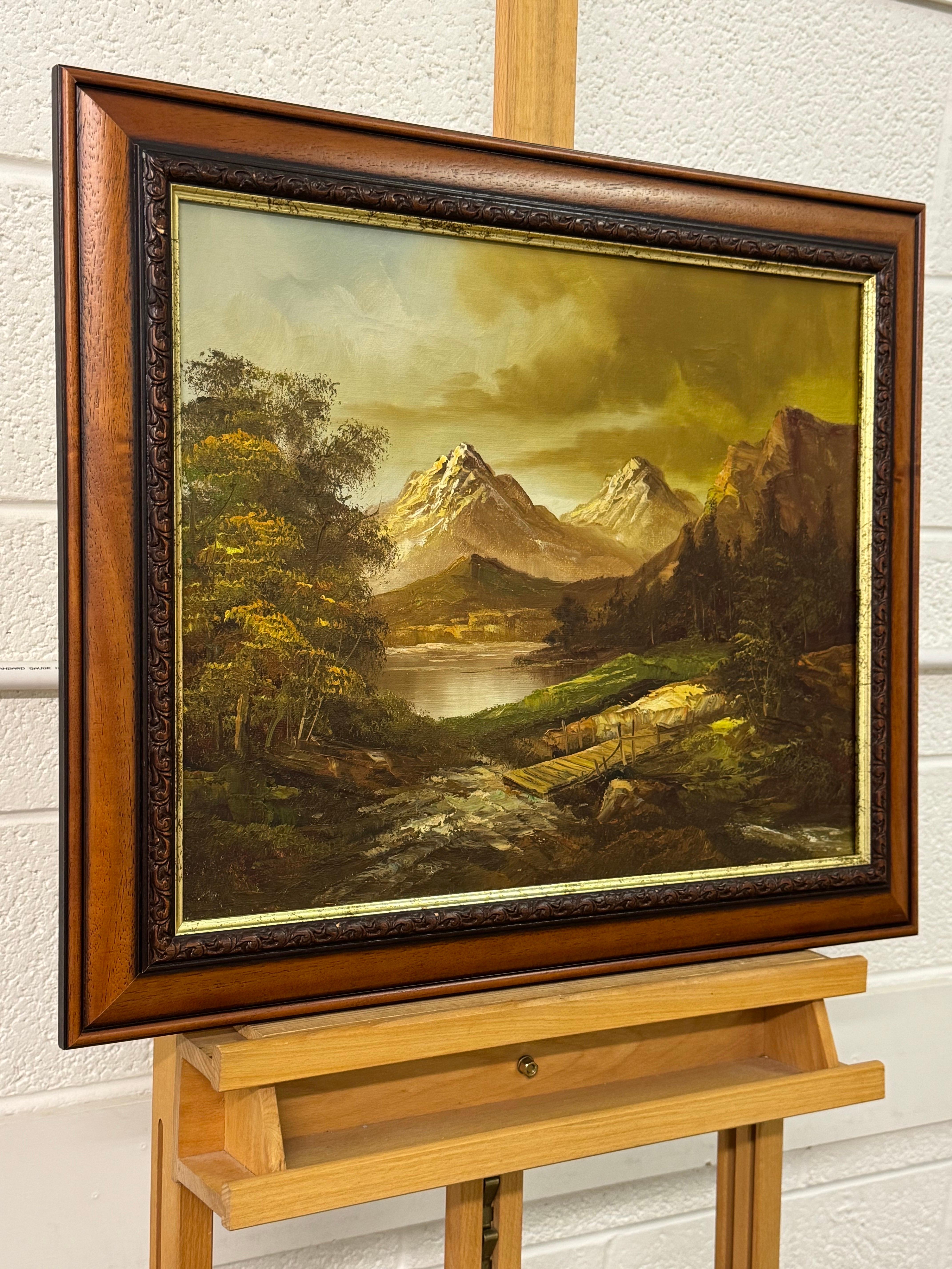 Goldene Berggipfel erheben sich über einem ruhigen Fluss, wo sich Licht und Einsamkeit treffen (Englische Schule), Painting, von Unknown