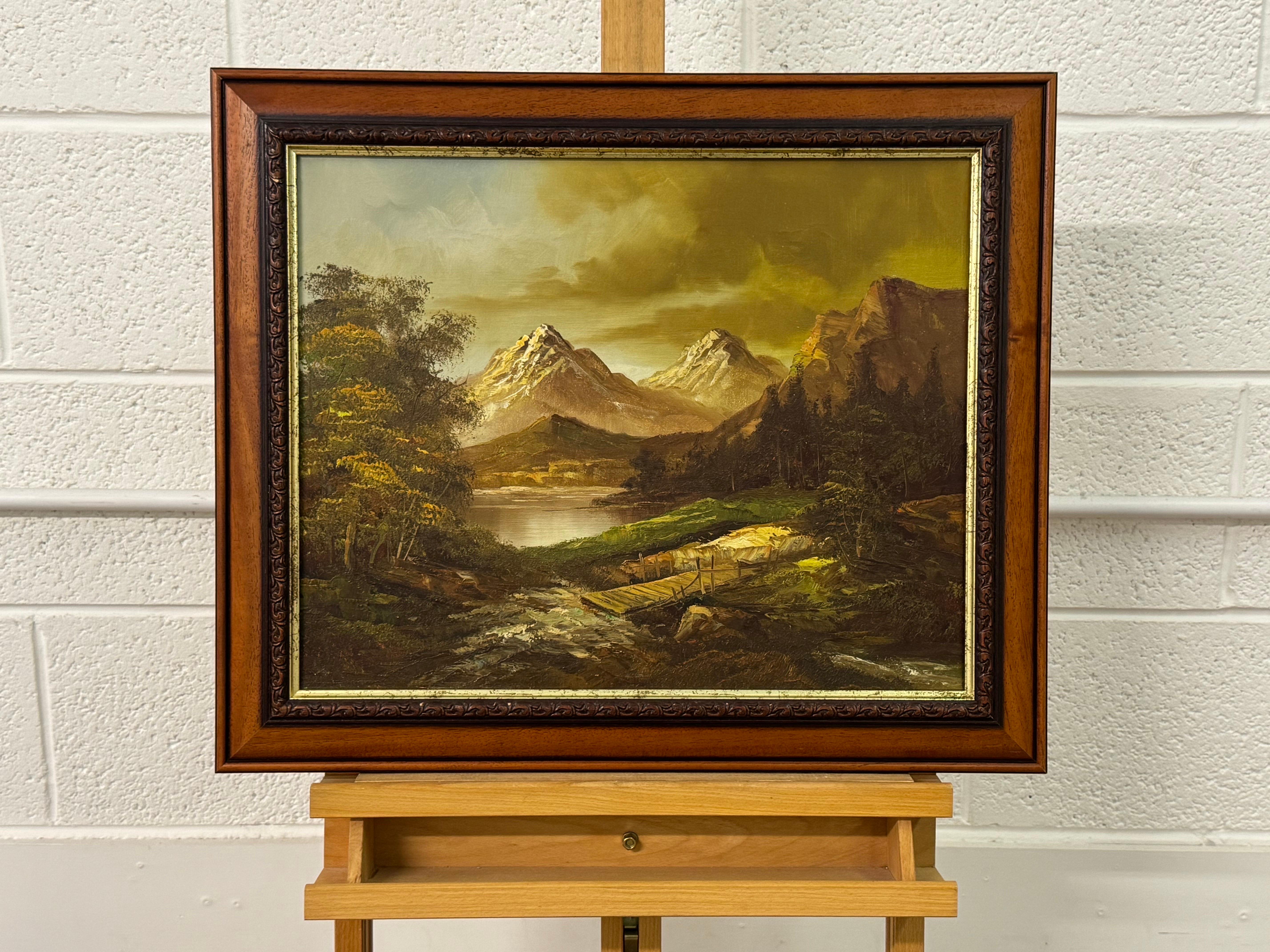 Goldene Berggipfel erheben sich über einem ruhigen Fluss, wo sich Licht und Einsamkeit treffen (Braun), Landscape Painting, von Unknown