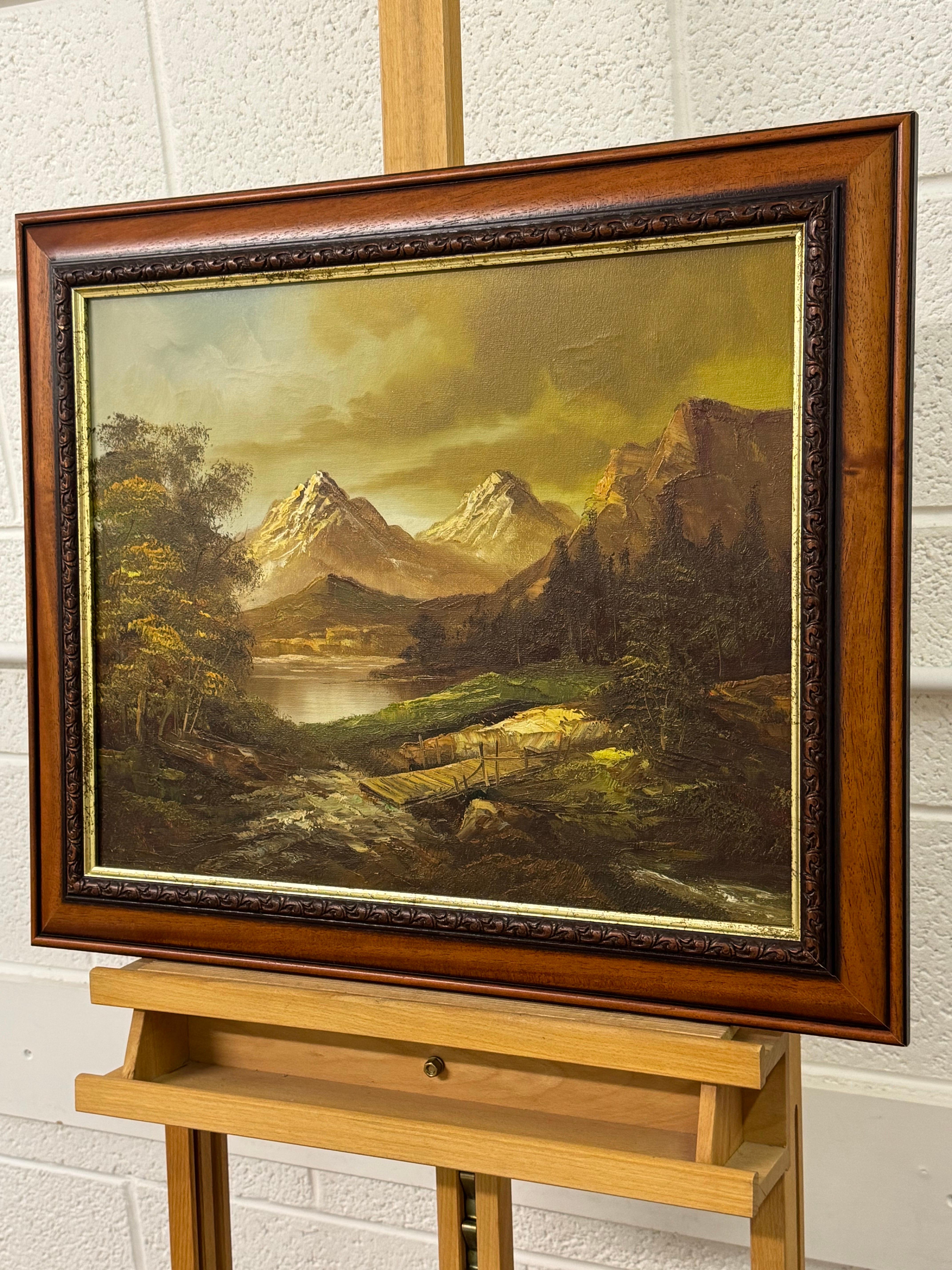 Titel: Bergfluss mit Holzbrücke. Goldene Berggipfel erheben sich über einem ruhigen Fluss, wo sich Licht und Einsamkeit treffen 

Medium: Öl auf Leinwand
Abmessungen: Gemälde 20 x 16 Zoll (51 x 41 cm) - • Gerahmt 24,5 x 20,5 Zoll (62 x 52
