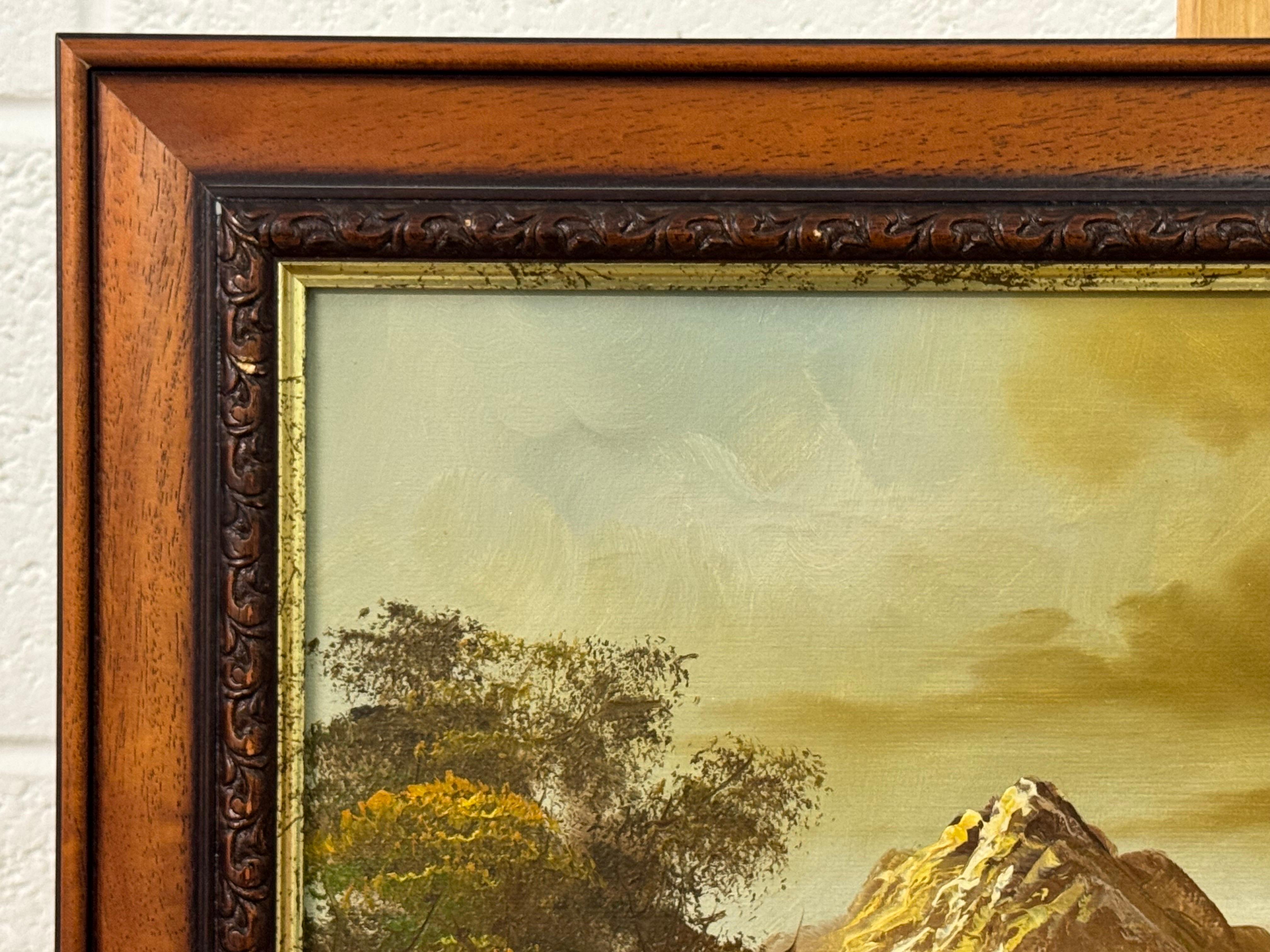 Goldene Berggipfel erheben sich über einem ruhigen Fluss, wo sich Licht und Einsamkeit treffen im Angebot 3