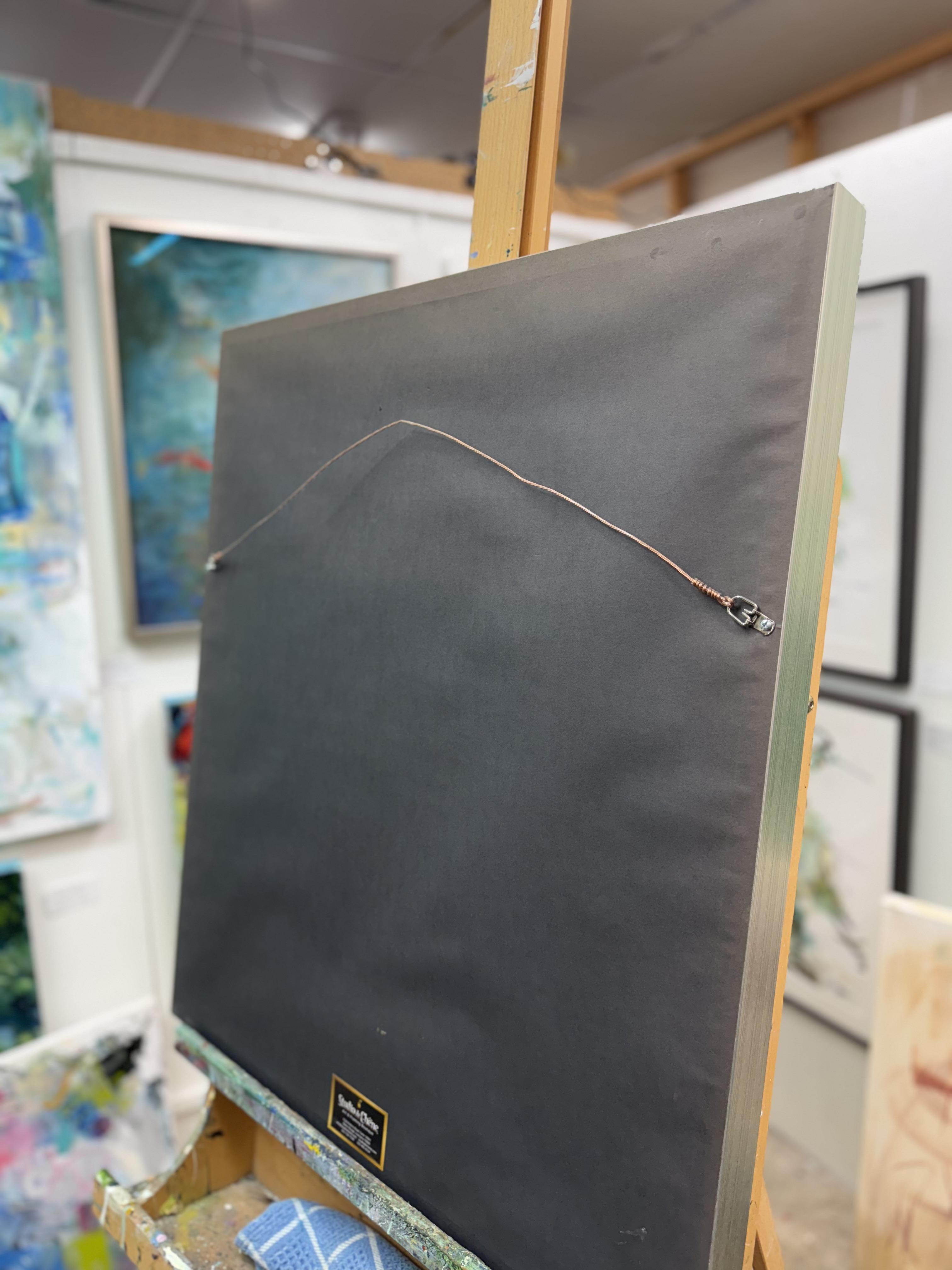 Dai un tocco di colore alla tua casa con questo quadro astratto dai colori vivaci, verde e blu. Con pennellate e linee decise, sarà sicuramente un pezzo di conversazione in casa di tutti. Già incorniciato in una cornice d'argento, questo quadro