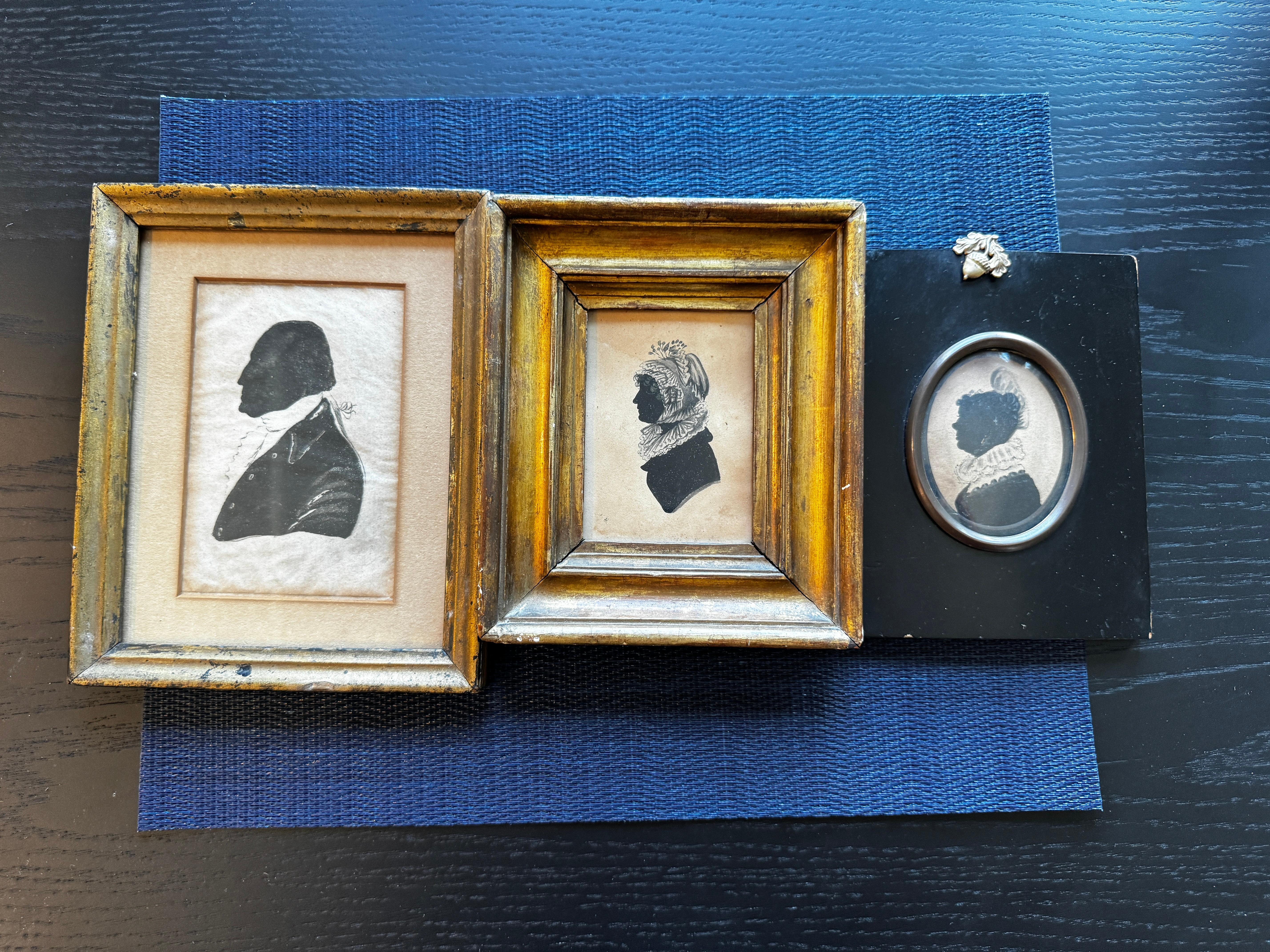 Gruppe von drei gerahmten, bemalten Silhouetten des 19. Jahrhunderts     – Painting von Unknown