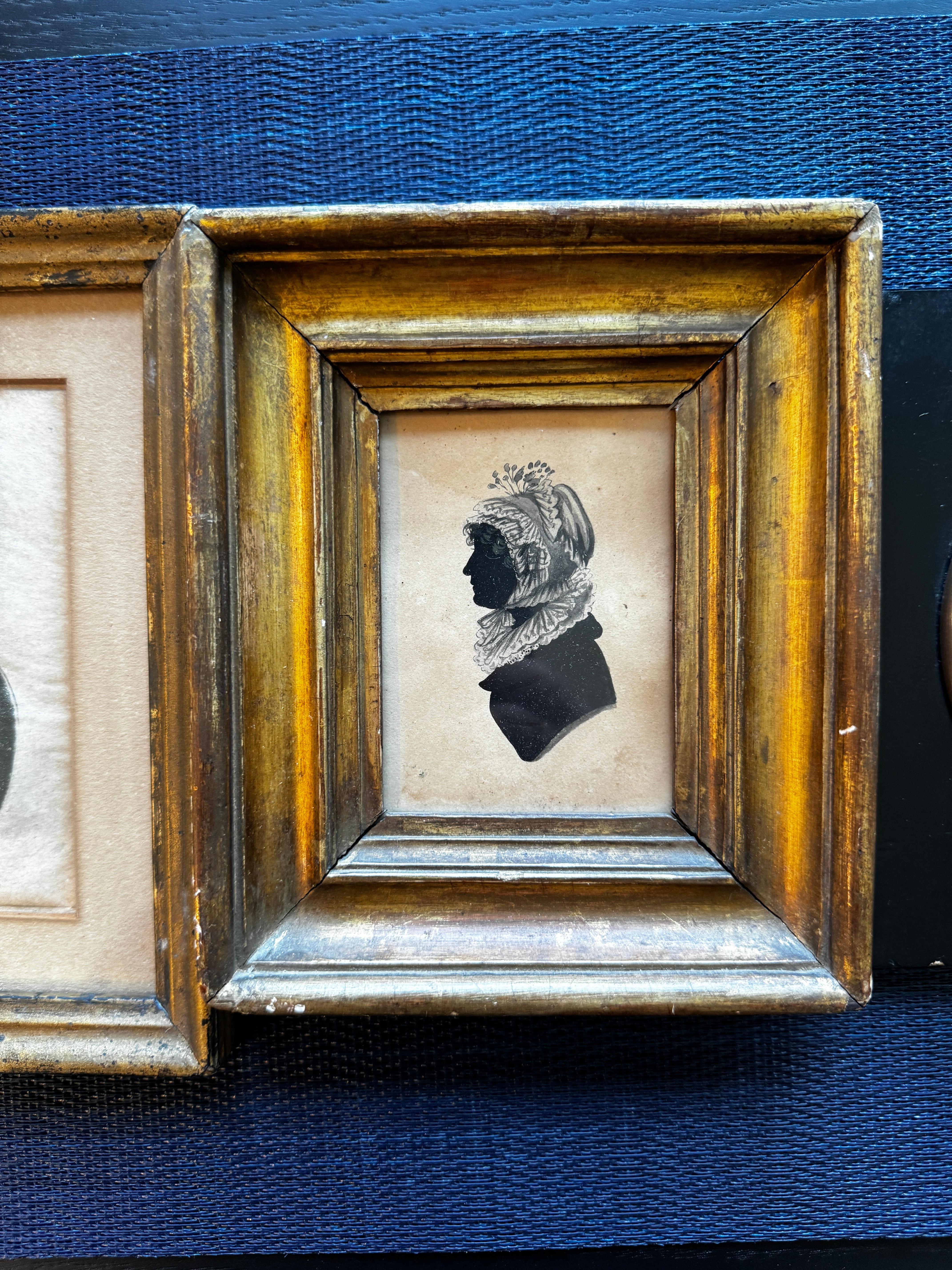 Gruppe von drei gerahmten, bemalten Silhouetten des 19. Jahrhunderts     im Angebot 1
