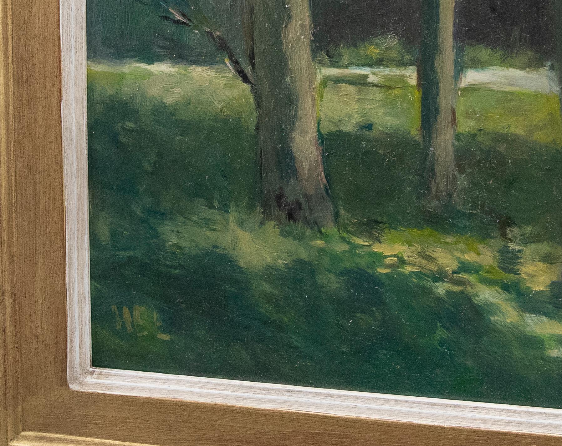 Una deliziosa scena che ritrae la piazza di un villaggio in Normandia, Francia. La scena autunnale mostra figure che passano sotto i rami ingialliti degli alberi nell'idilliaco villaggio francese. In un sottile stile impressionista, l'artista mostra