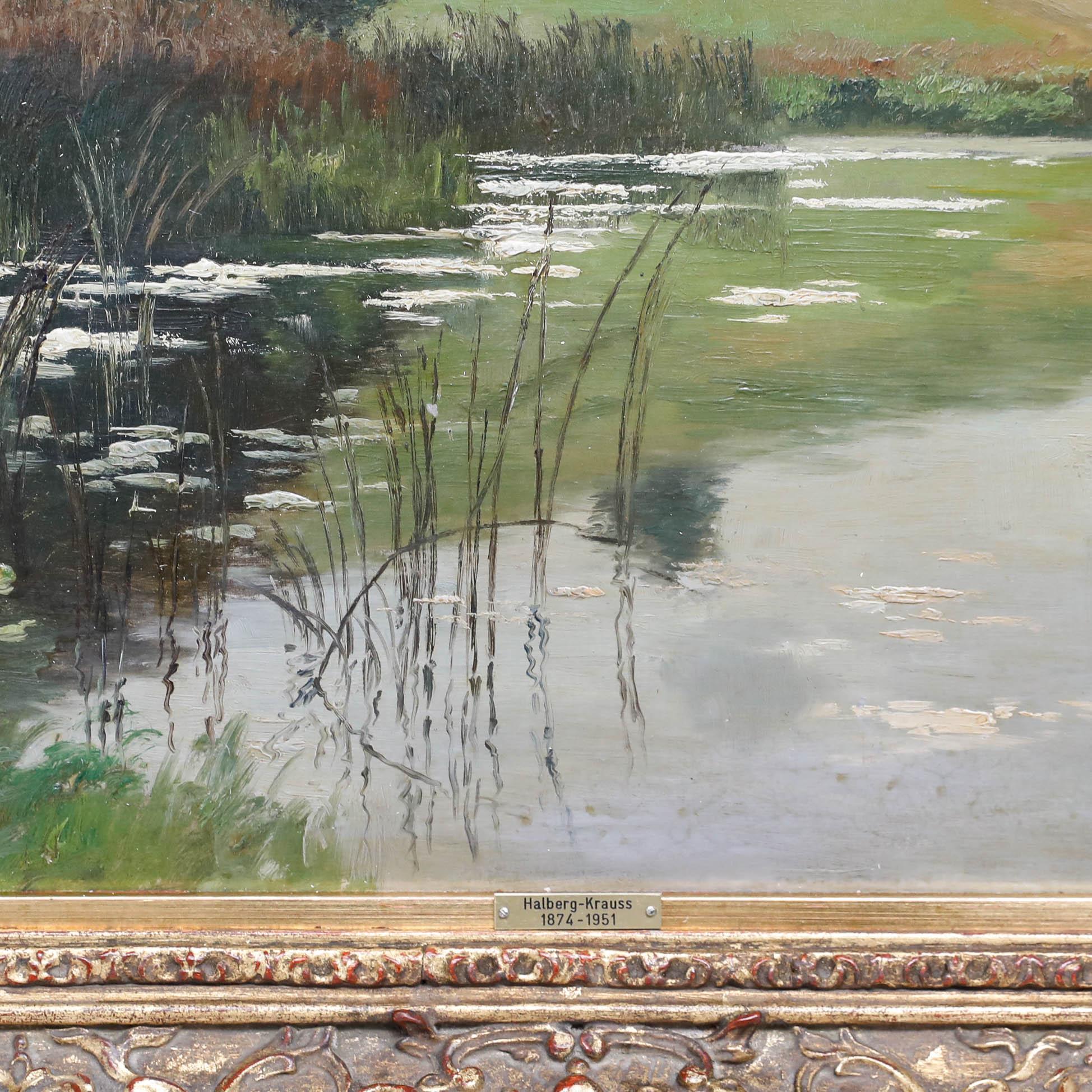 Questo tranquillo dipinto paesaggistico raffigura il lago Egglburger con dolci colline ricoperte da una rigogliosa vegetazione che si riflette nelle calme acque sottostanti. La composizione è bilanciata tra le colline verdeggianti che dominano la