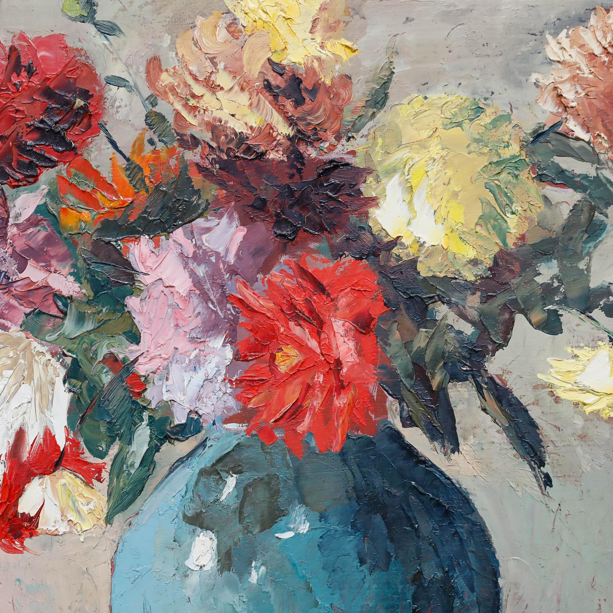 Eine lebendige und ausdrucksstarke Studie von Dahlien in einer blauen Vase aus dem frühen 20. Jede Blume, die in reichem Impasto mit selbstbewusster, gestischer Pinselführung ausgeführt ist, strotzt vor kräftigen Farben und Vitalität. Vor einem