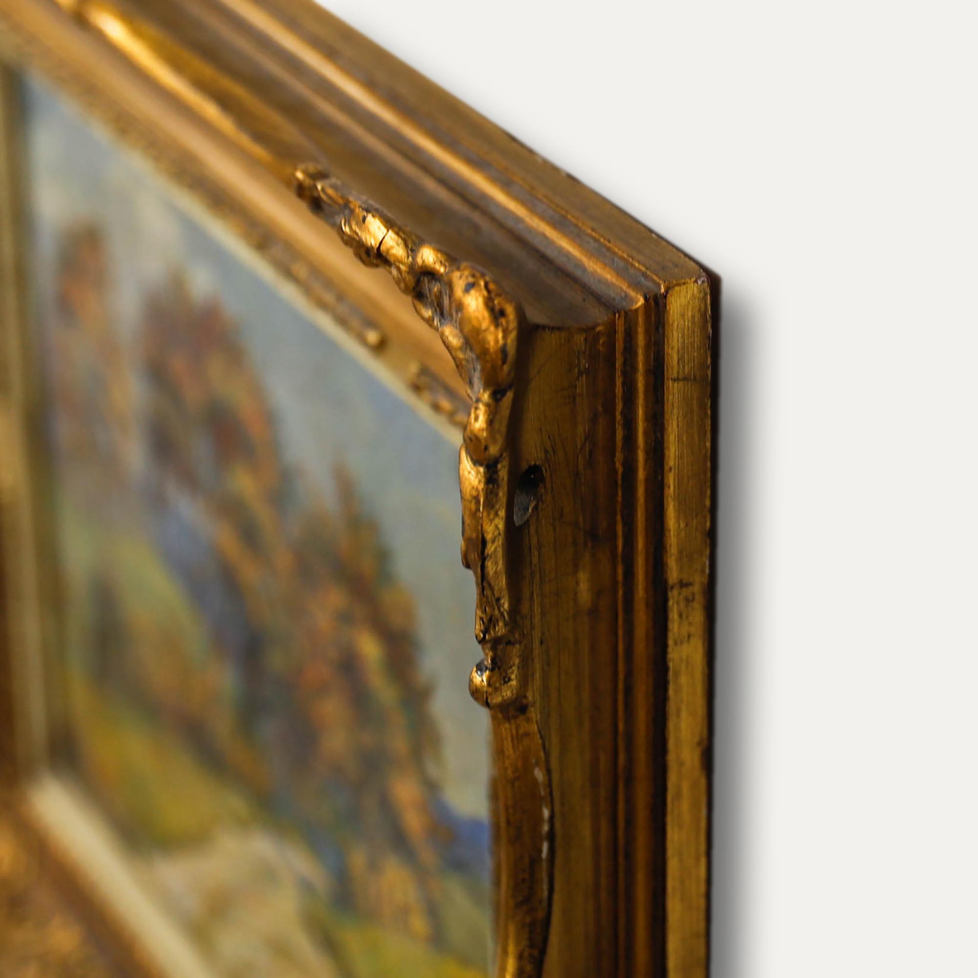 Dieses farbenfrohe Landschaftsgemälde zeigt eine herbstliche Baumgruppe auf einem Hügel mit einem gewundenen Pfad, der durch eine hügelige Landschaft führt. Das Kunstwerk wird in einem verschnörkelten Rahmen mit Goldeffekt präsentiert, der den