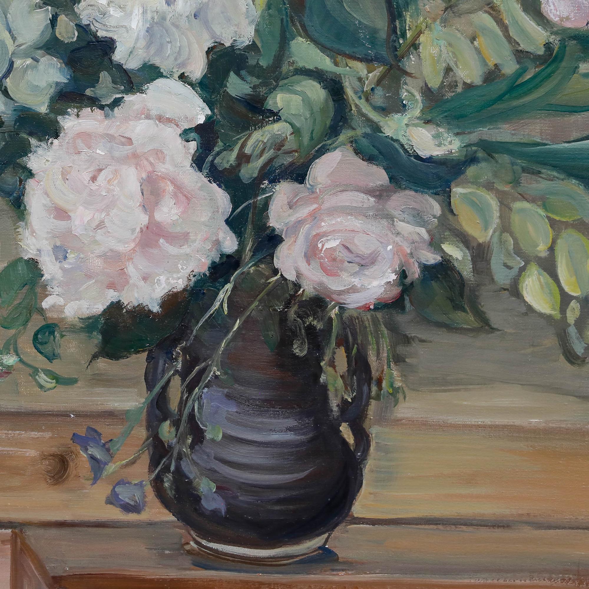 Dieses elegante Stillleben zeigt einen sorgfältig arrangierten Strauß zartrosa und weißer Rosen mit zartem grünem Laub, der in einer dunklen Keramikvase vor einem warmen, neutralen Hintergrund präsentiert wird.

Signiert und datiert unten links.