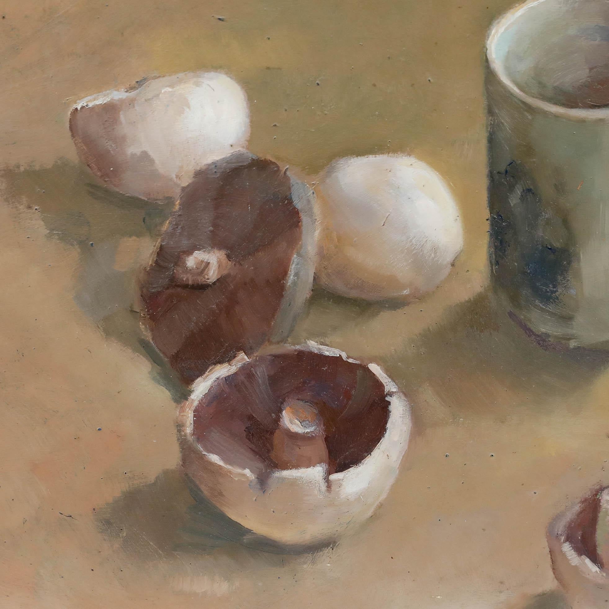 Ein impressionistisches Stilleben mit Pilzen und einer Tasse Tee, das mit viel Aufmerksamkeit für das Licht und einer gedämpften Palette von Brauntönen ausgeführt wurde. Signiert unten links. An Bord. Bildgröße: 34,5 x 42,5 cm.