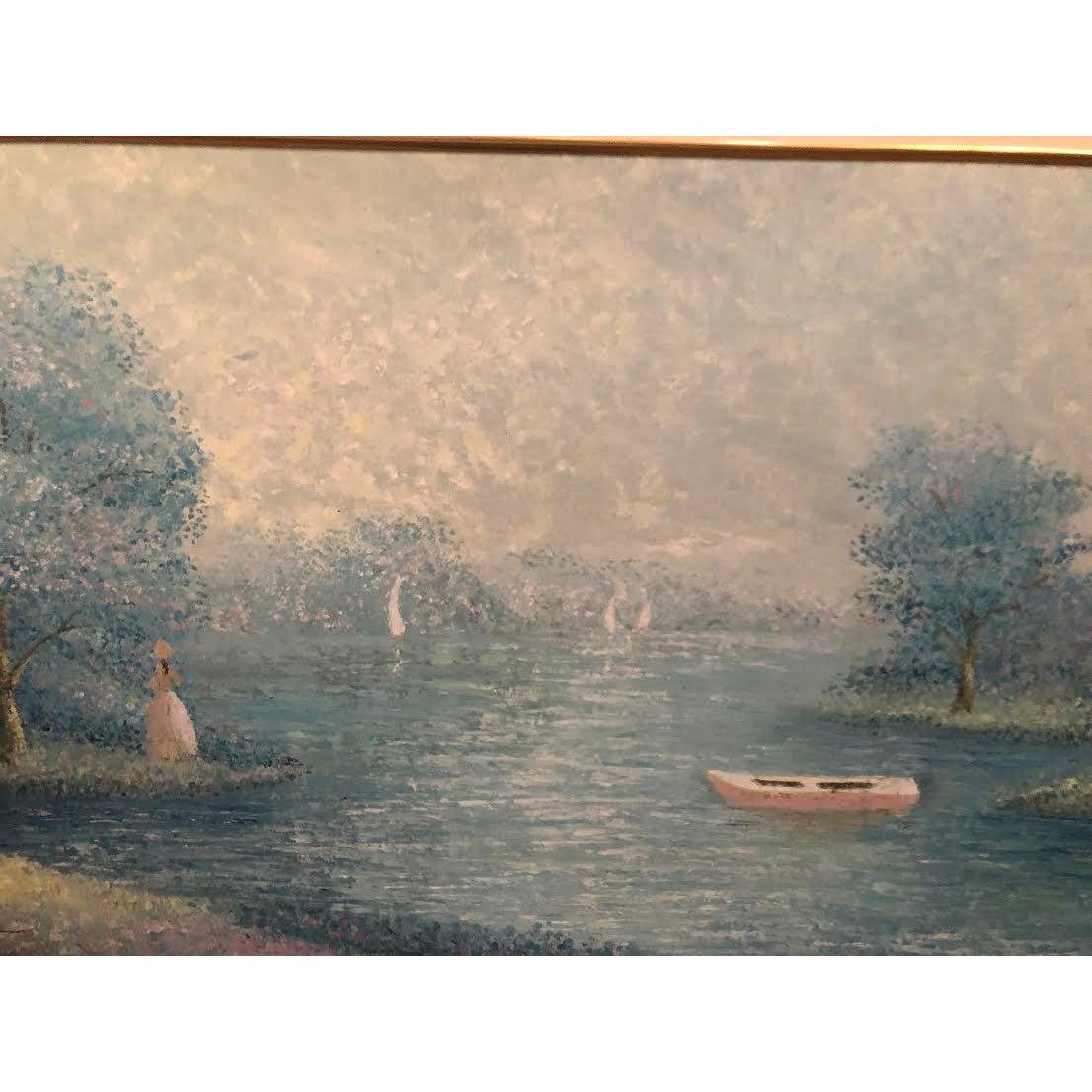 Un Impresionismo  escena lacustre pintura al óleo sobre lienzo al pastel que representa  una serena escena de un lago en un hermoso tono azul. Un símbolo de paz y amor por la naturaleza.   El gran cuadro se presenta en un marco de madera dorada fina