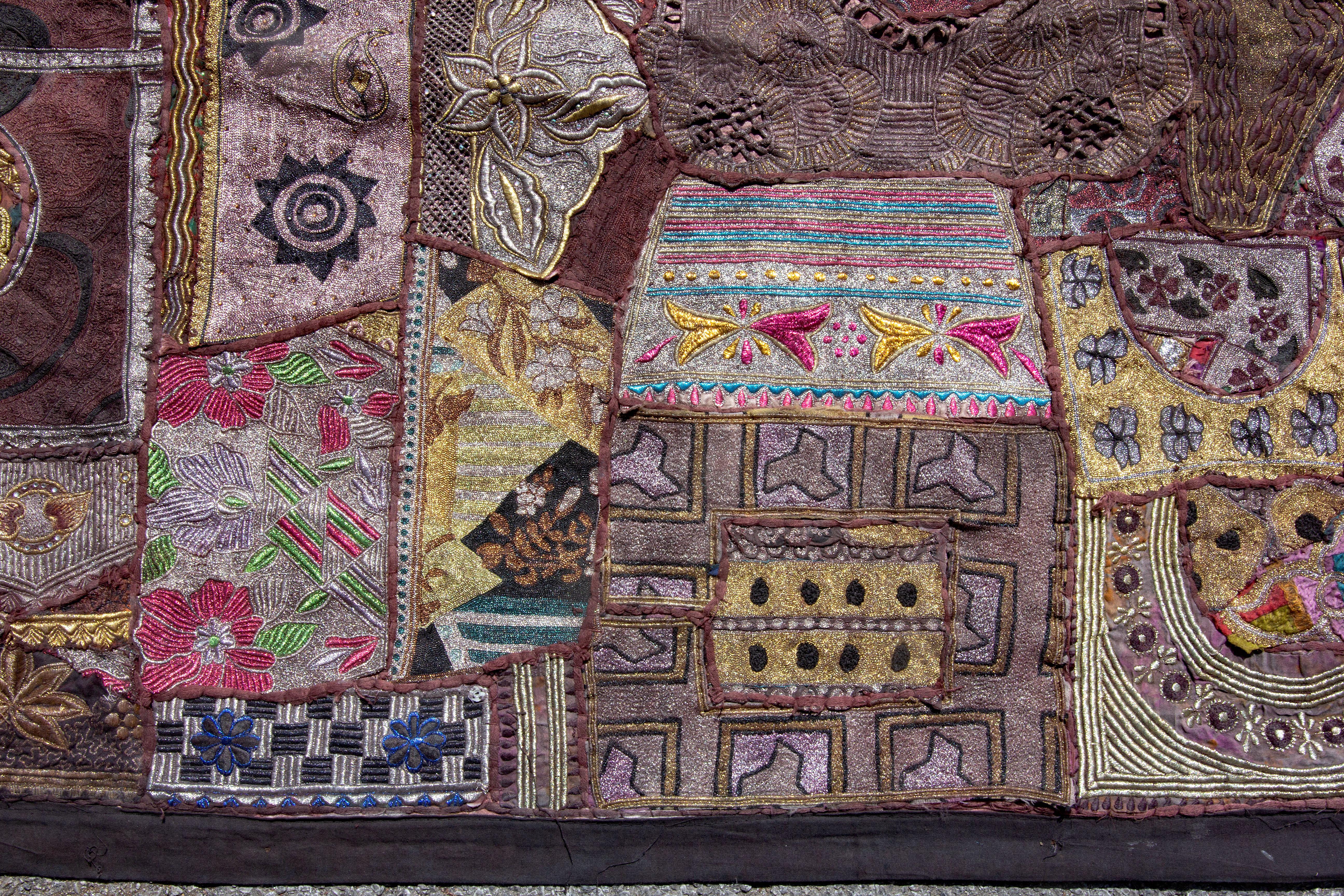 Indische Perlen & bestickte Shisa Mosaik Textil Wandbehang 8  Füße lang – Painting von Unknown