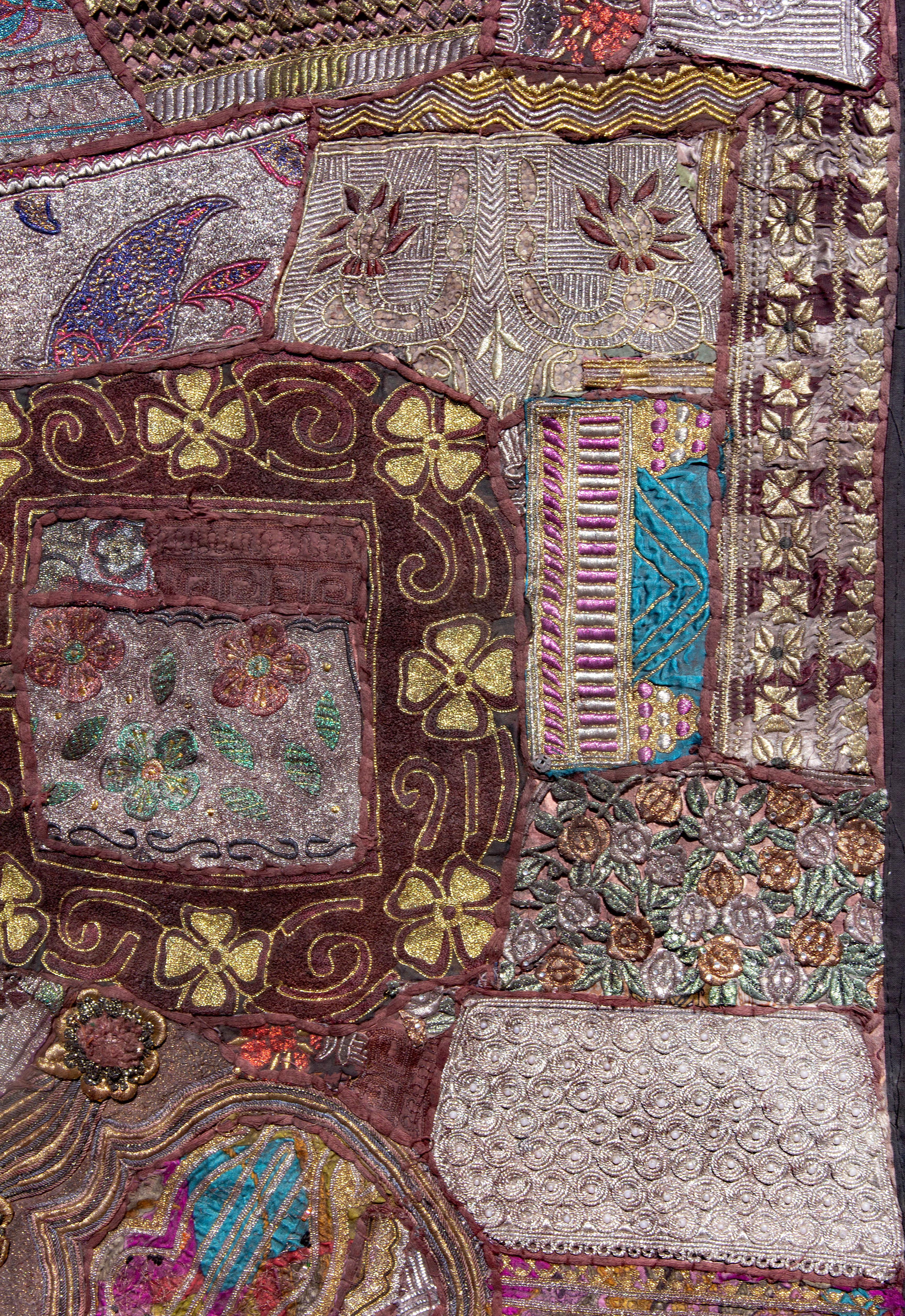 Indische Perlen & bestickte Shisa Mosaik Textil Wandbehang 8  Füße lang (Abstrakt), Painting, von Unknown