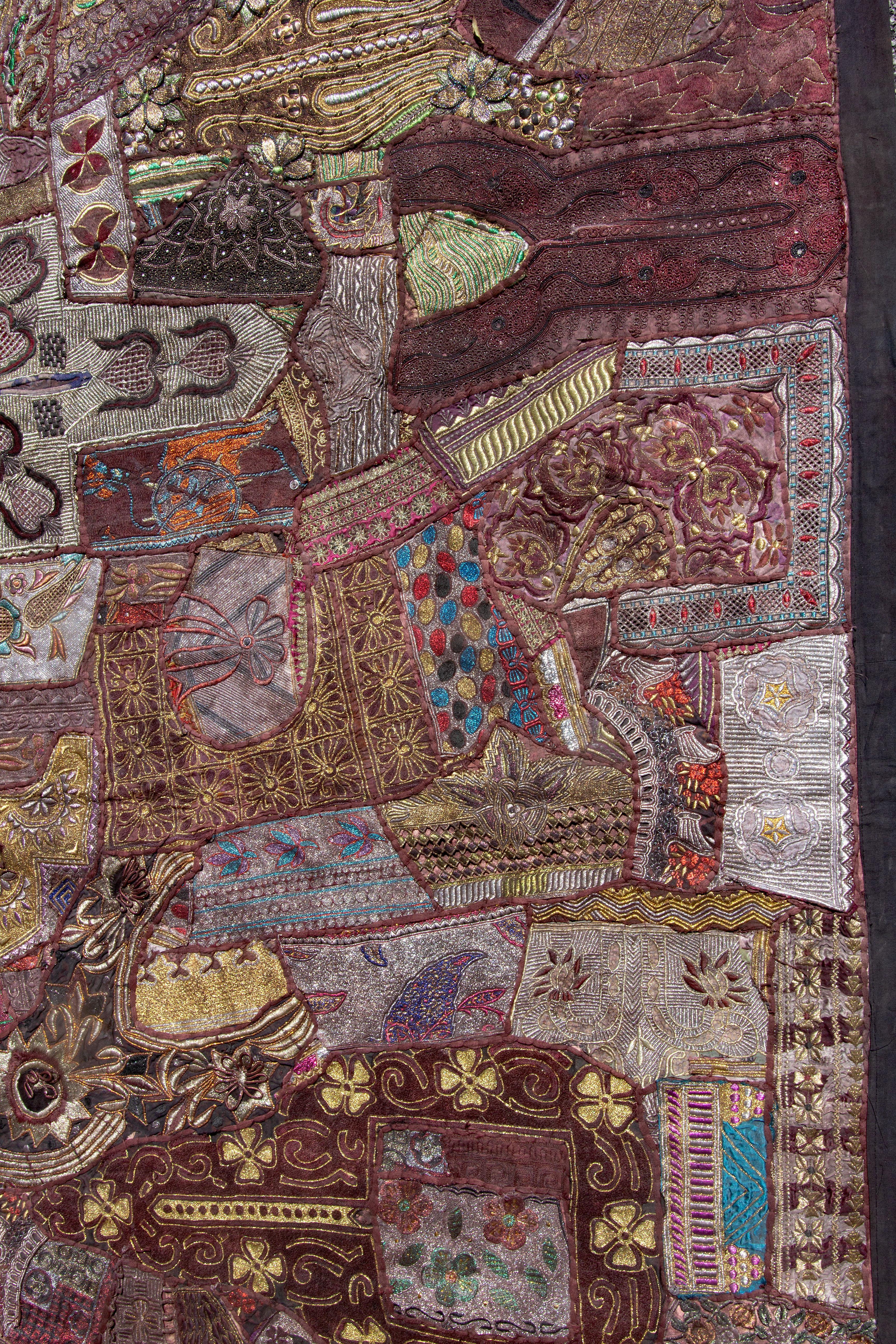 Indische Perlen & bestickte Shisa Mosaik Textil Wandbehang 8  Füße lang (Braun), Abstract Painting, von Unknown