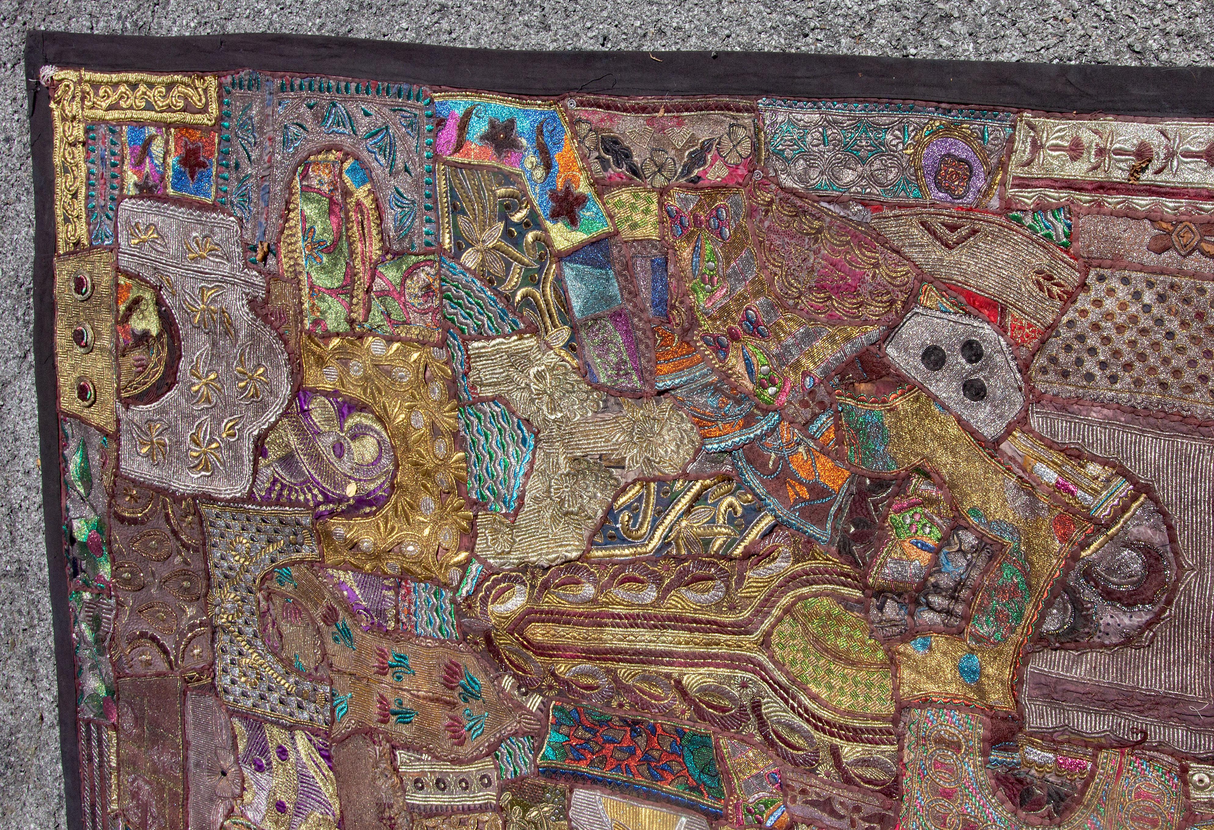 Indische Perlen & bestickte Shisa Mosaik Textil Wandbehang 8  Füße lang im Angebot 1