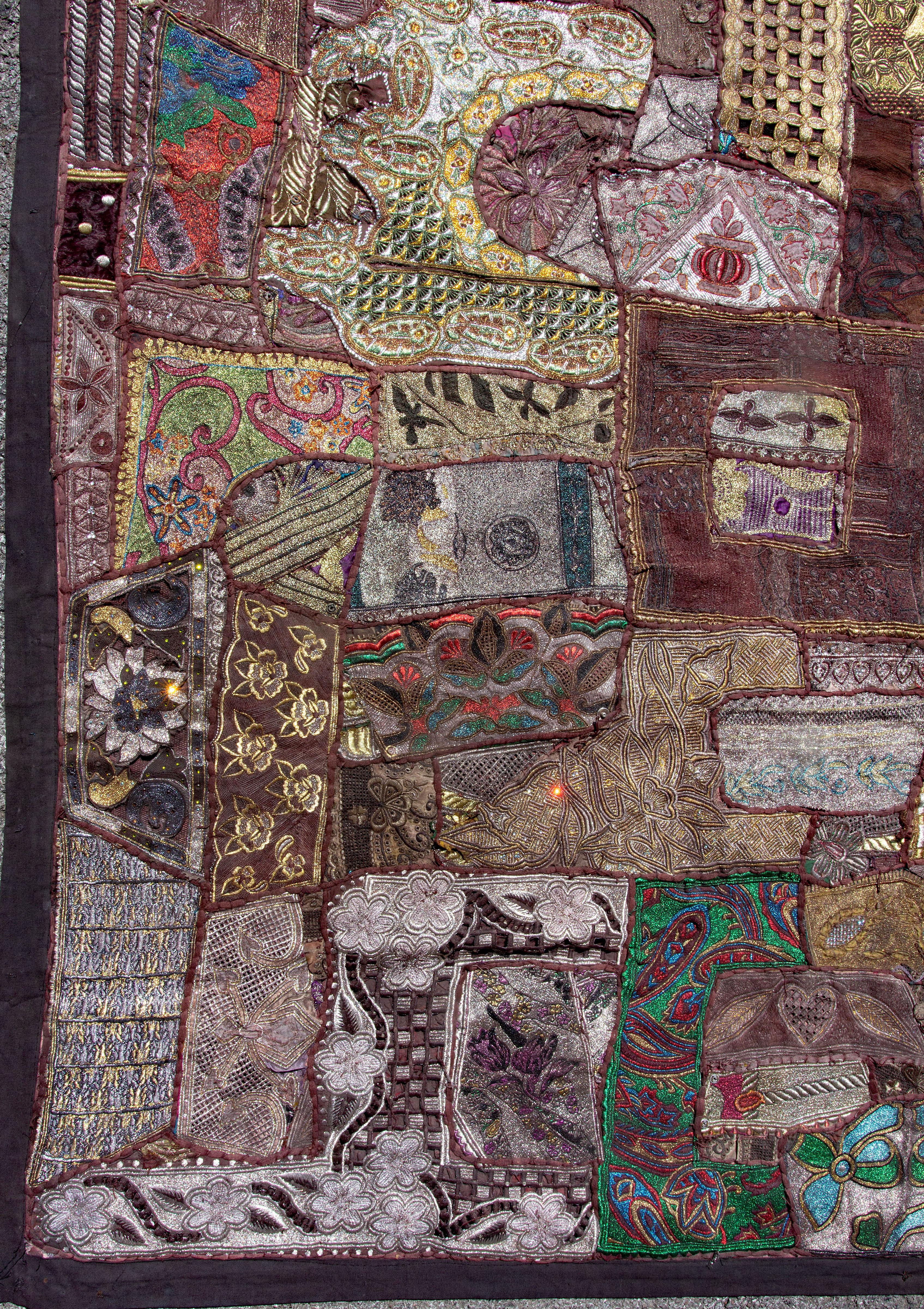 Indische Perlen & bestickte Shisa Mosaik Textil Wandbehang 8  Füße lang im Angebot 3