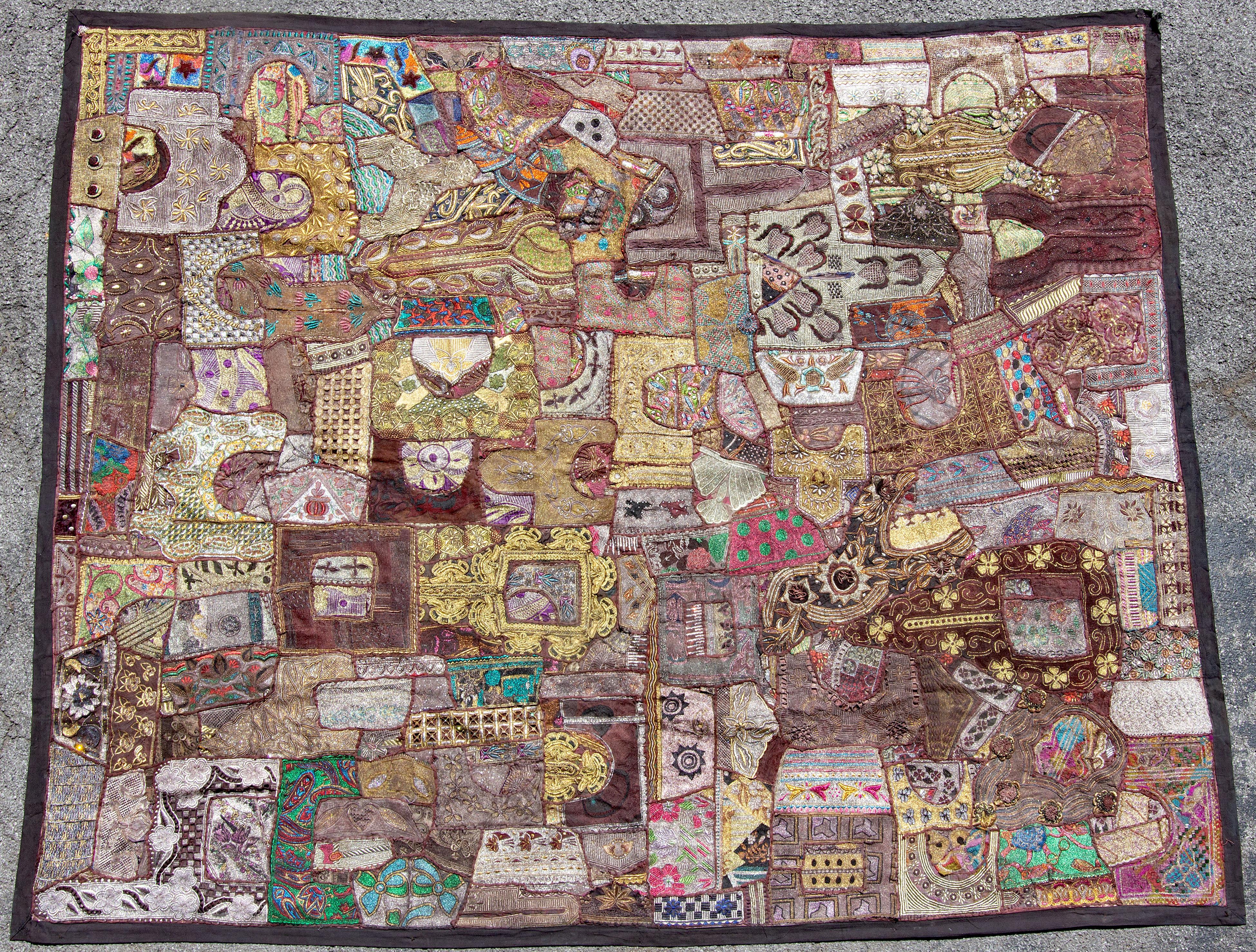 Unknown Abstract Painting – Indische Perlen & bestickte Shisa Mosaik Textil Wandbehang 8  Füße lang