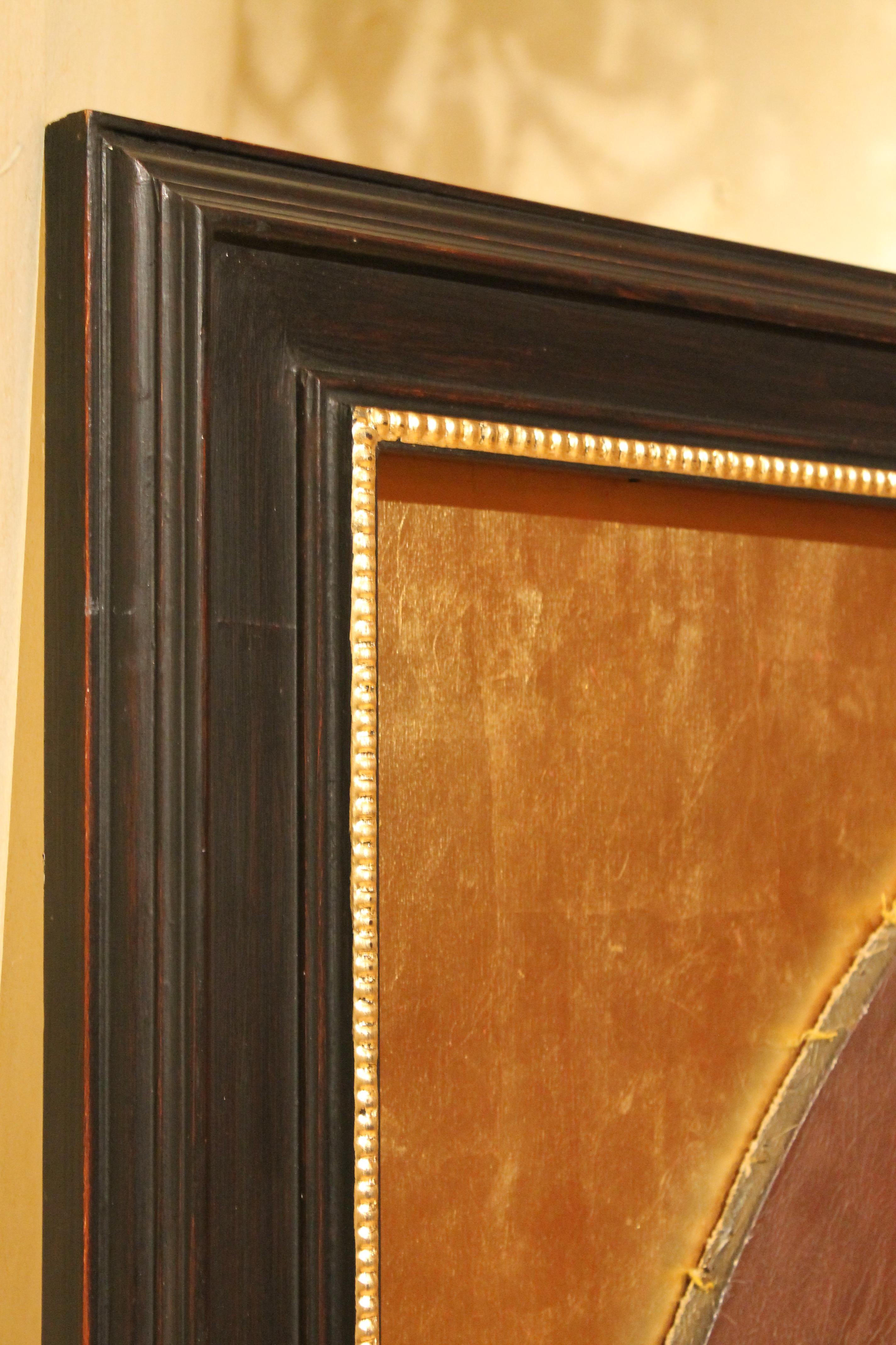 Peinture italienne à l'huile sur toile - Armoiries armoiries sur panneau de feuilles dorées et cadre noir en vente 1