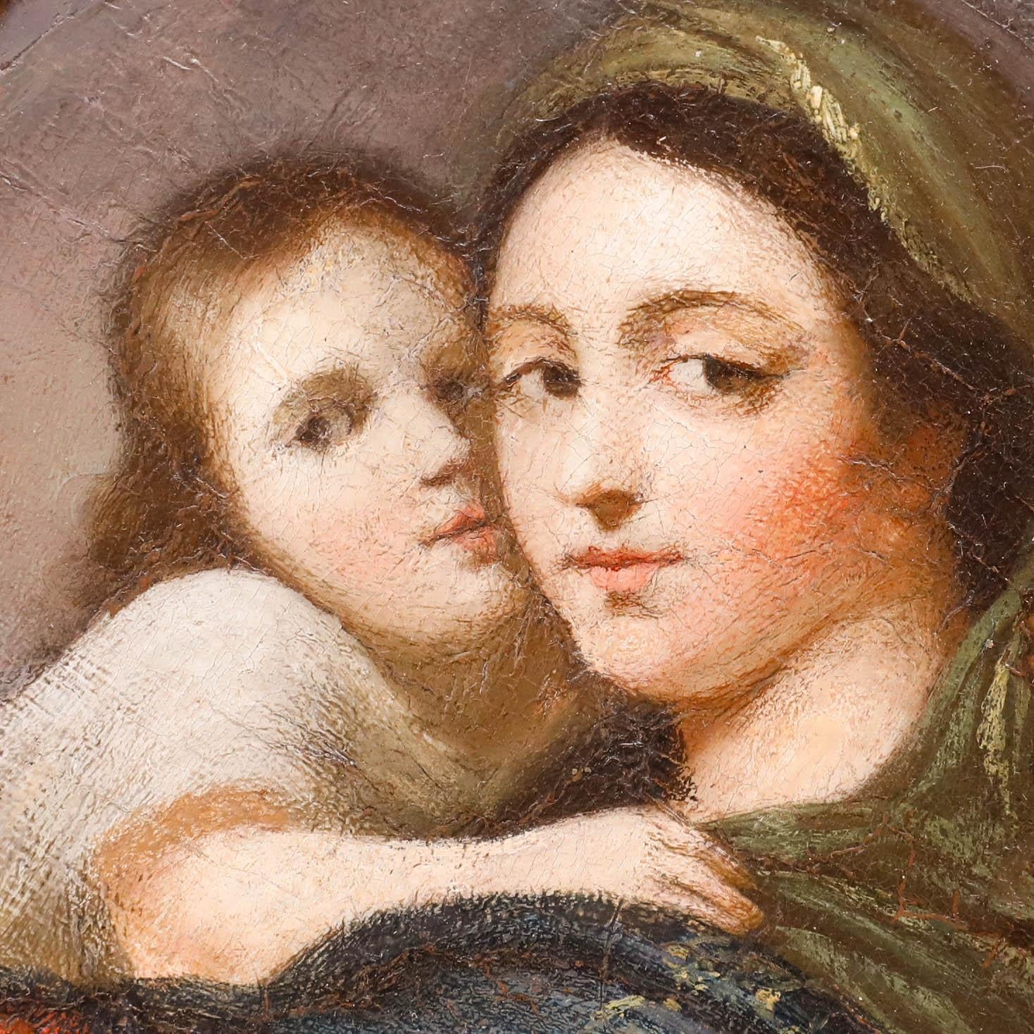 Un retrato íntimo del siglo XIX que capta un tierno momento entre una madre y su hijo, con los brazos del niño rodeando suavemente el cuello de la madre mientras posan en un afectuoso abrazo. El artista ha captado expertamente el momento con