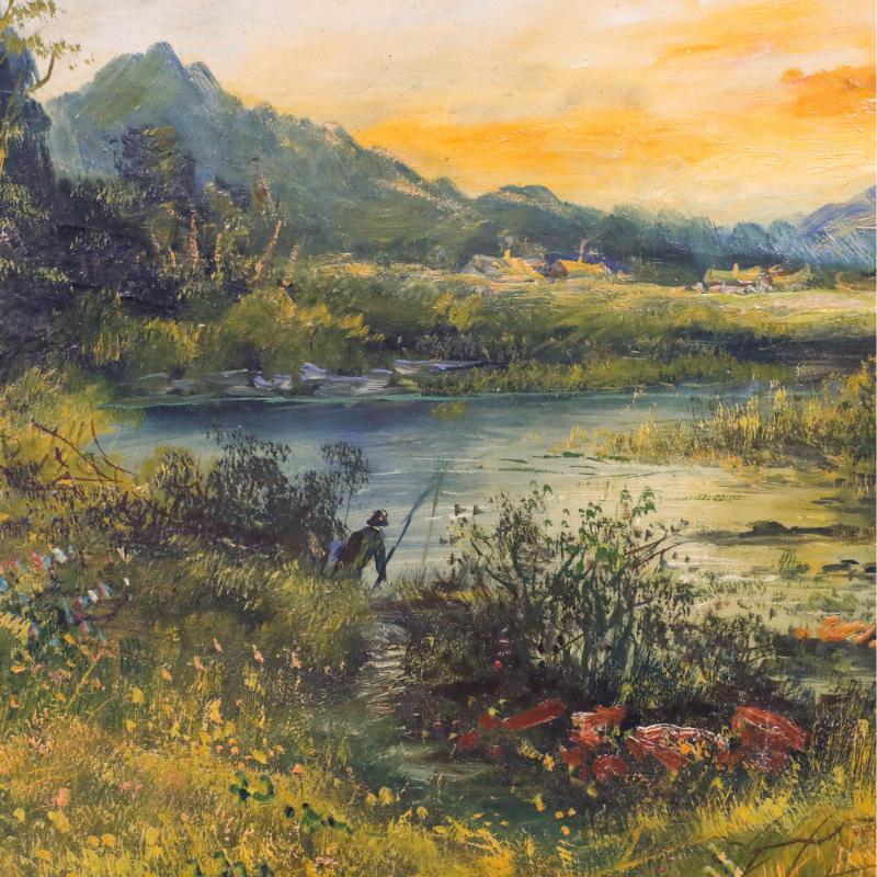 Diese charmante Landschaftsszene zeigt die wilde schottische Landschaft mit einem Mann, der in einem See angelt. Die Sonne geht am Horizont unter und wirft ein warmes Licht auf die Szene. Signiert J. W. am unteren Rand der Leinwand. Präsentiert in
