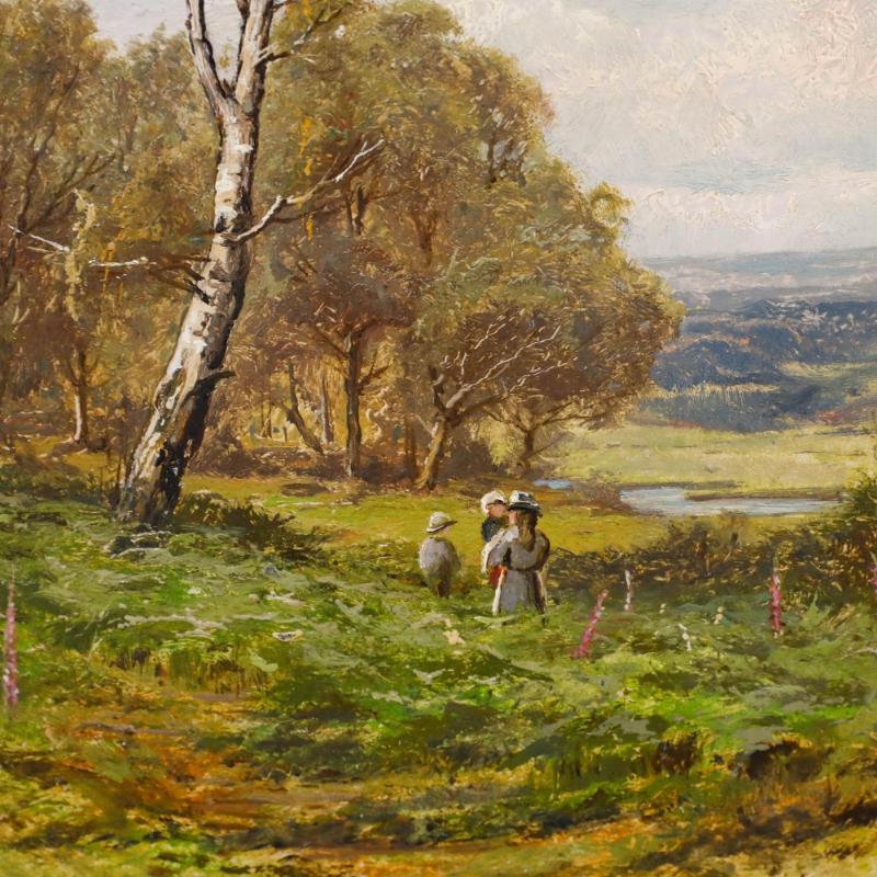 Un paysage lumineux et verdoyant de James Elliot (né en 1850). Les personnages traversent un sous-bois parsemé de lupins d'un violet éclatant et se dirigent vers un vaste panorama qui s'ouvre devant eux. Signé en bas à droite. Bien présenté dans un