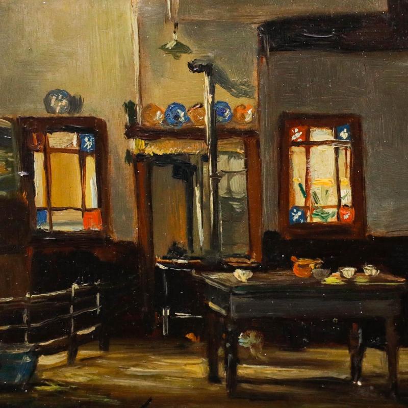 Diese intime Innenraumszene zeigt eine rustikale Küche, umgeben von einfachen Möbeln und Haushaltsgegenständen. Die Künstlerin hat eine gedämpfte Palette von Erdtönen und eine gedämpfte Beleuchtung verwendet, um eine Atmosphäre zu schaffen, die den