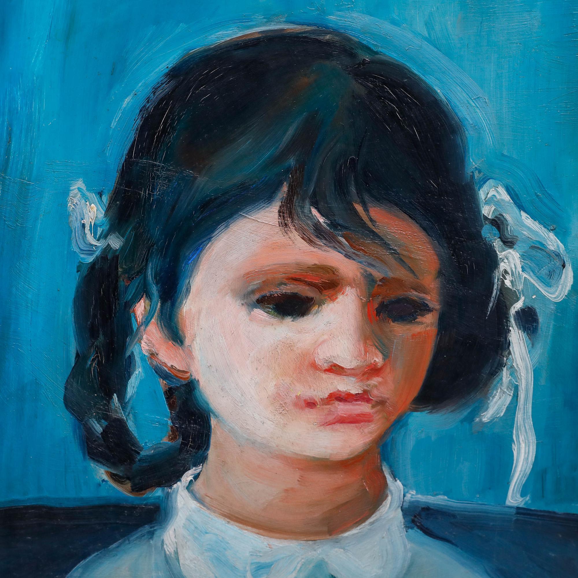 Este retrato íntimo representa a una joven con coletas atadas con cintas blancas, sobre un vibrante fondo turquesa. Firmado en la parte inferior derecha. Bien presentada en un marco de efecto dorado. A bordo.